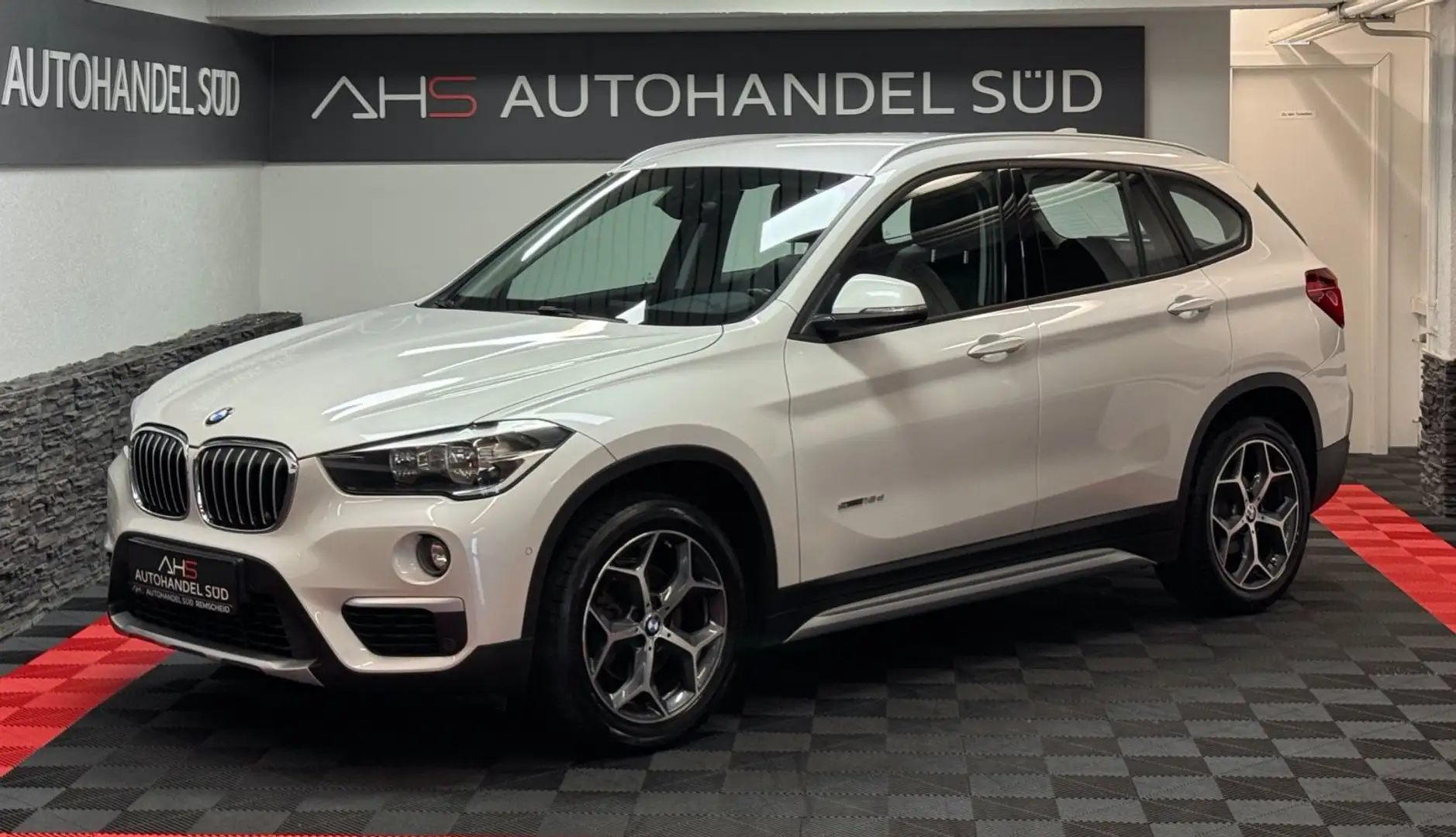 BMW X1 sDrive 18 d xLine*NAVIGATION*LED*AHK*K.ZUGANG Blanco - 1