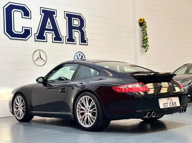 Porsche 911 view 6