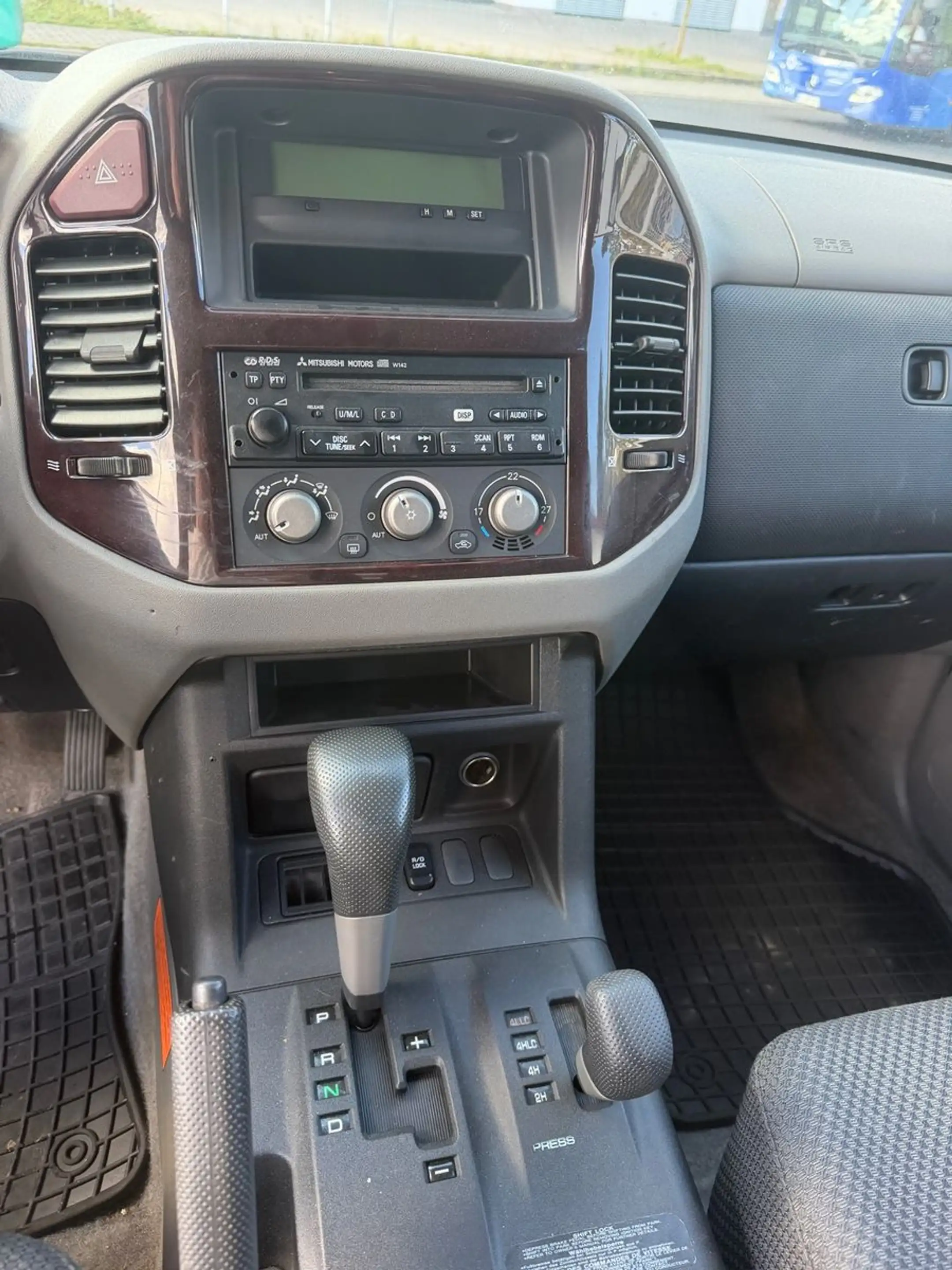 Mitsubishi Pajero 3,2 DI-D Elegance — photo 11