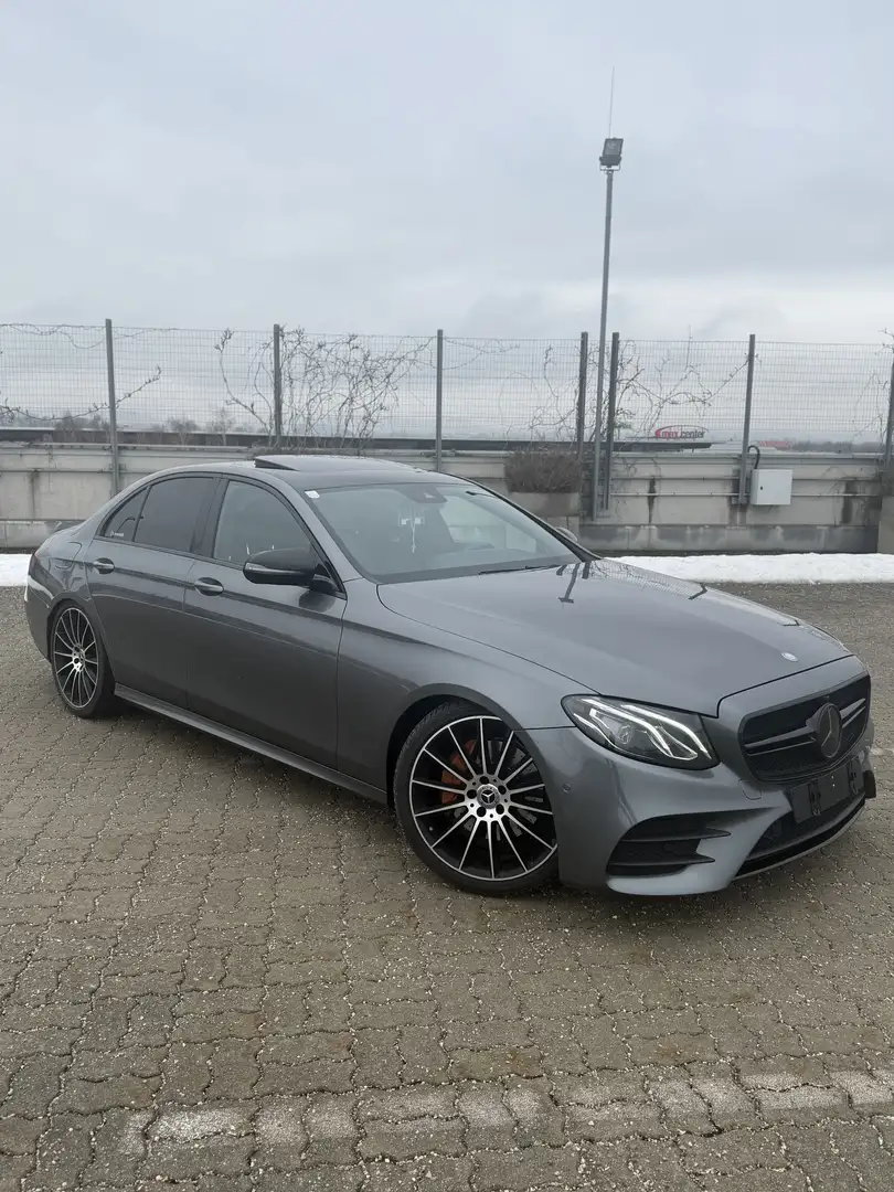 Mercedes-Benz E 220 AMG Line - 1