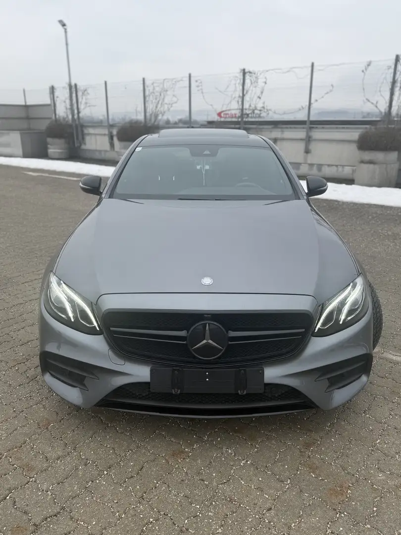 Mercedes-Benz E 220 AMG Line - 2