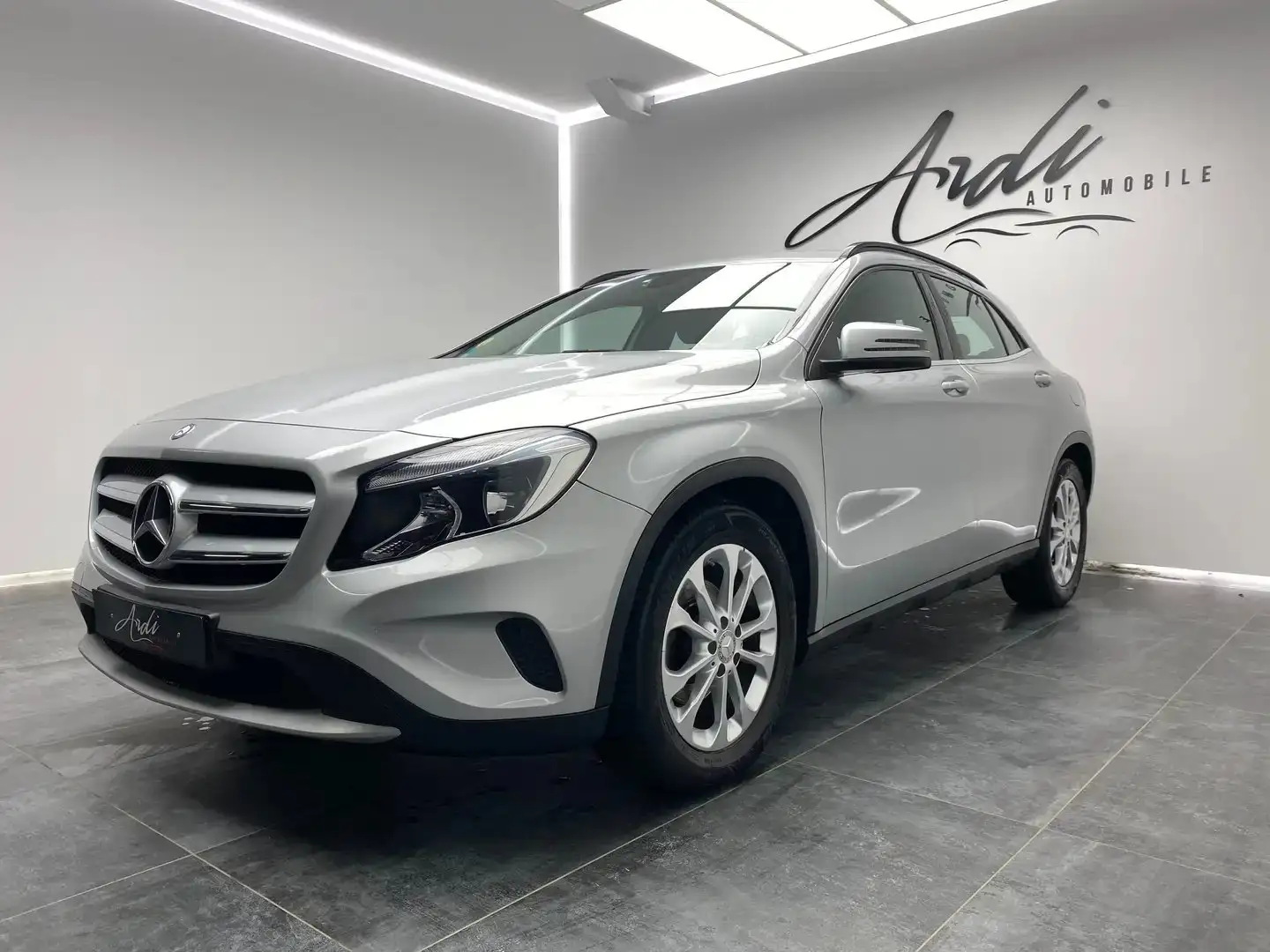 Mercedes-Benz GLA 180 d *GARANTIE 12 MOIS*1er PROPRIETAIRE*CAMERA AR* Grijs - 1