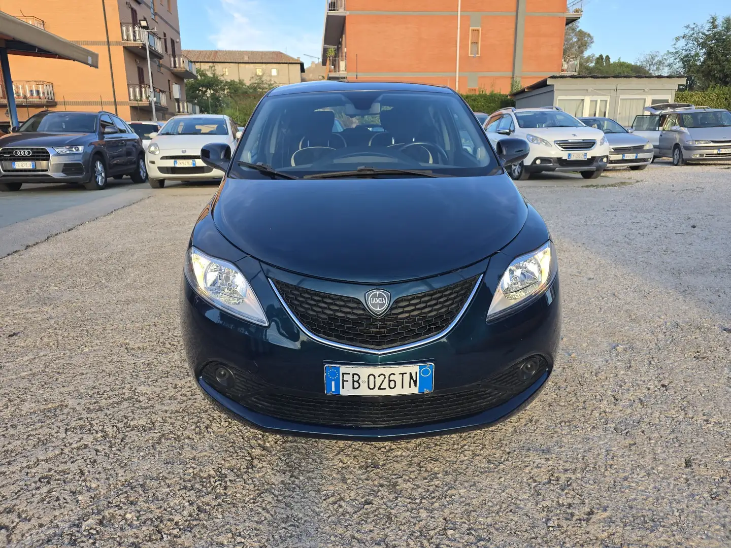Lancia Ypsilon Ypsilon III 2015 1.2 Platinum 69cv Grün - 2