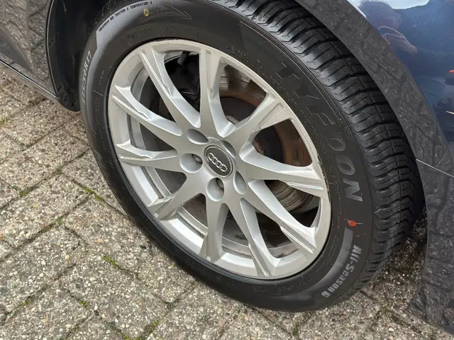 Audi A4 view 5