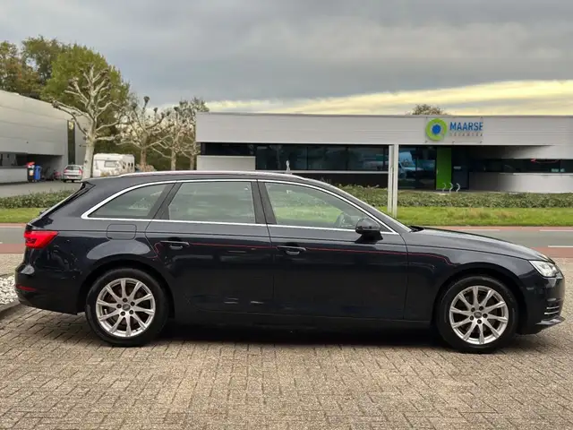 Audi A4 view 4