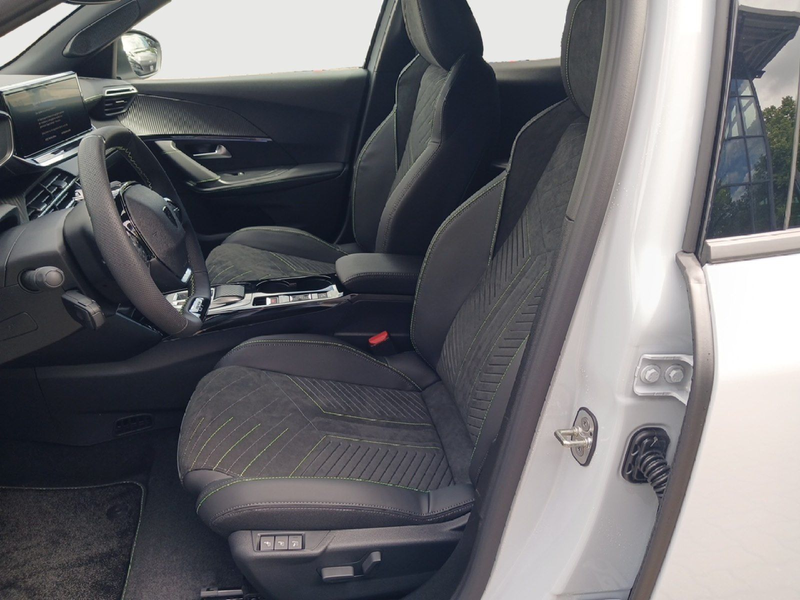 Peugeot e-2008 E-2008 GT Elektro 156 3-Phasig Alcantara — photo 12
