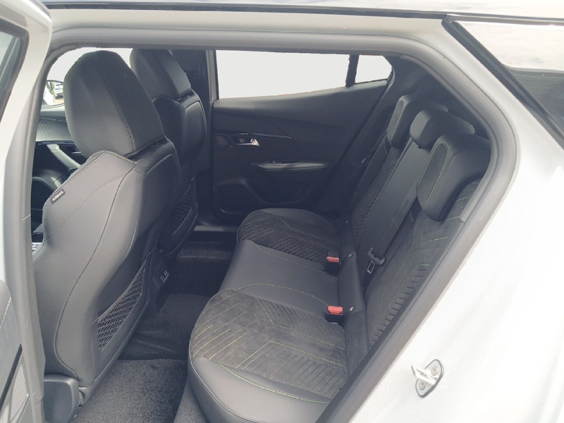 Peugeot e-2008 E-2008 GT Elektro 156 3-Phasig Alcantara — photo 13