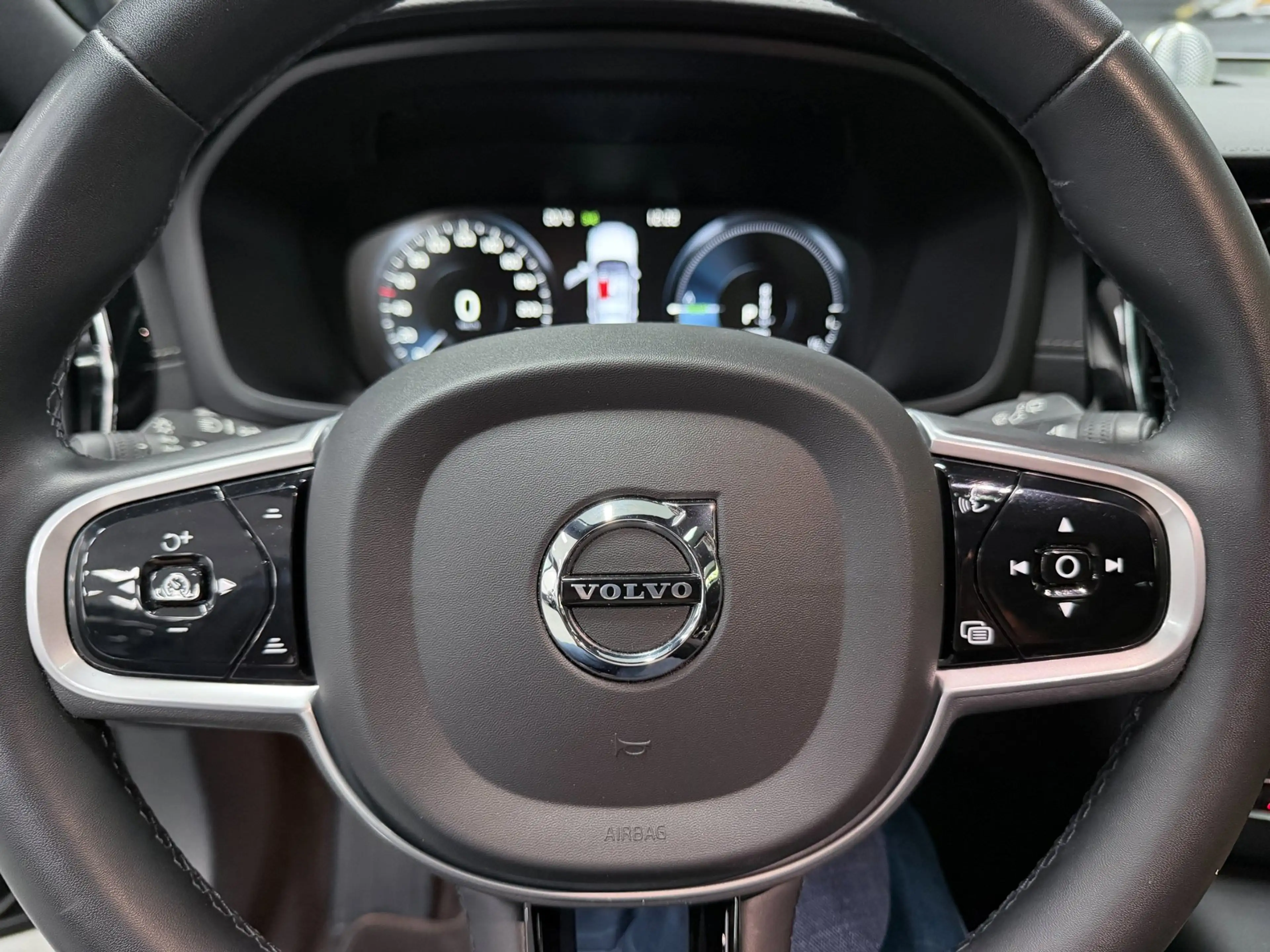 Volvo V60 2.0 T8 Recharge AWD R-Design PANO/MASSAGE+M-LEDER/ — photo 26