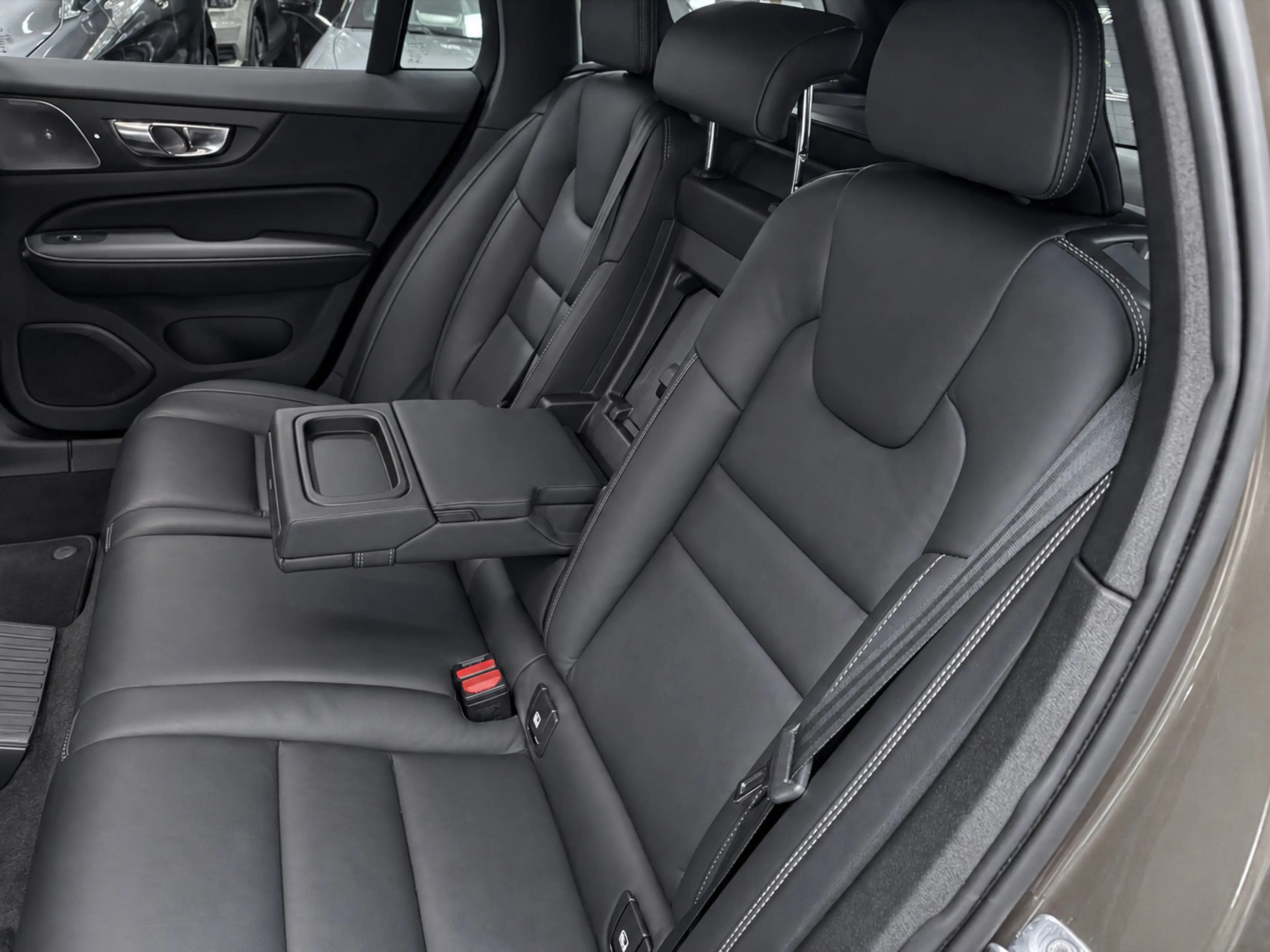 Volvo V60 2.0 T8 Recharge AWD R-Design PANO/MASSAGE+M-LEDER/ — photo 15