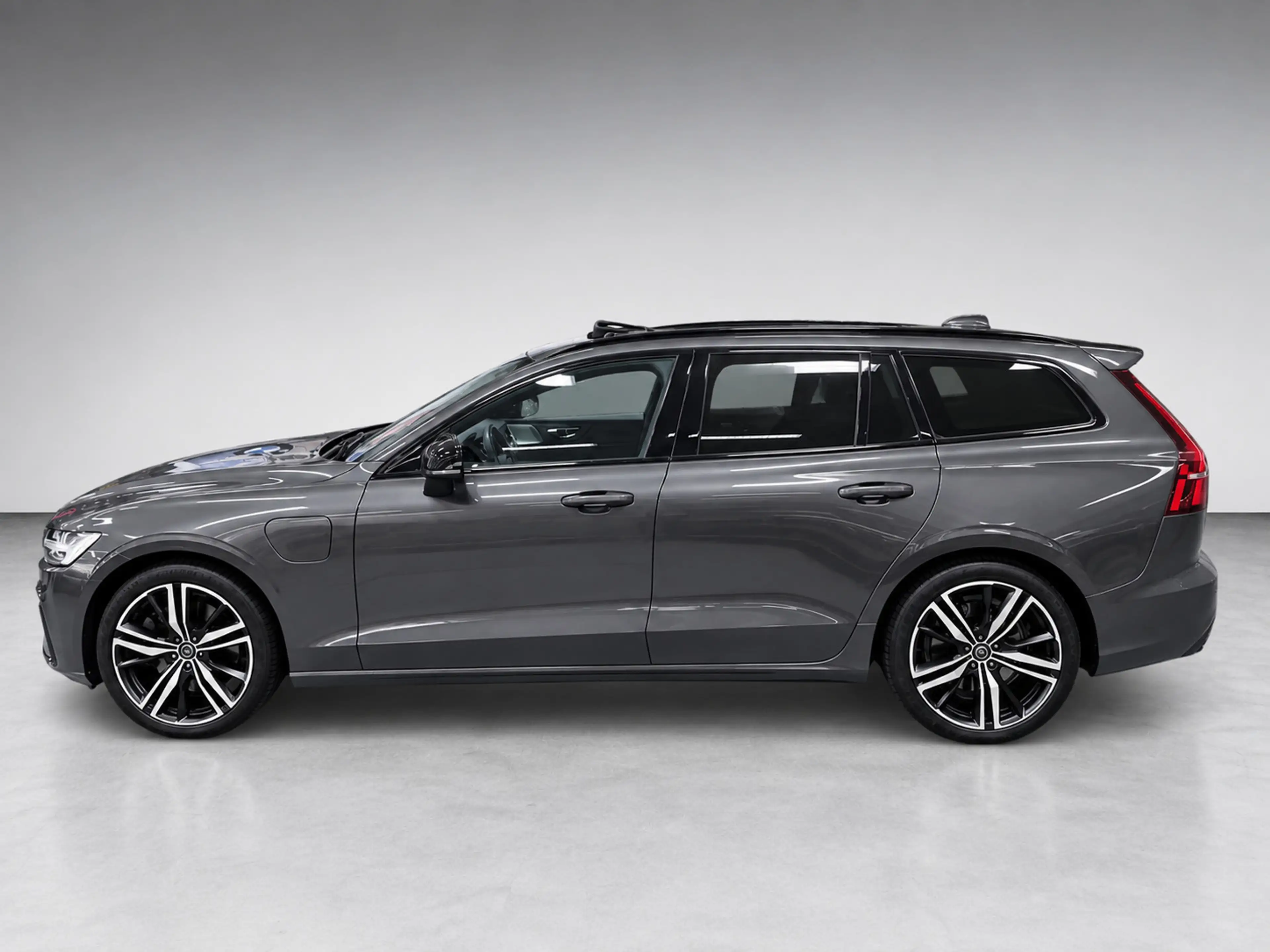 Volvo V60 2.0 T8 Recharge AWD R-Design PANO/MASSAGE+M-LEDER/ — photo 8