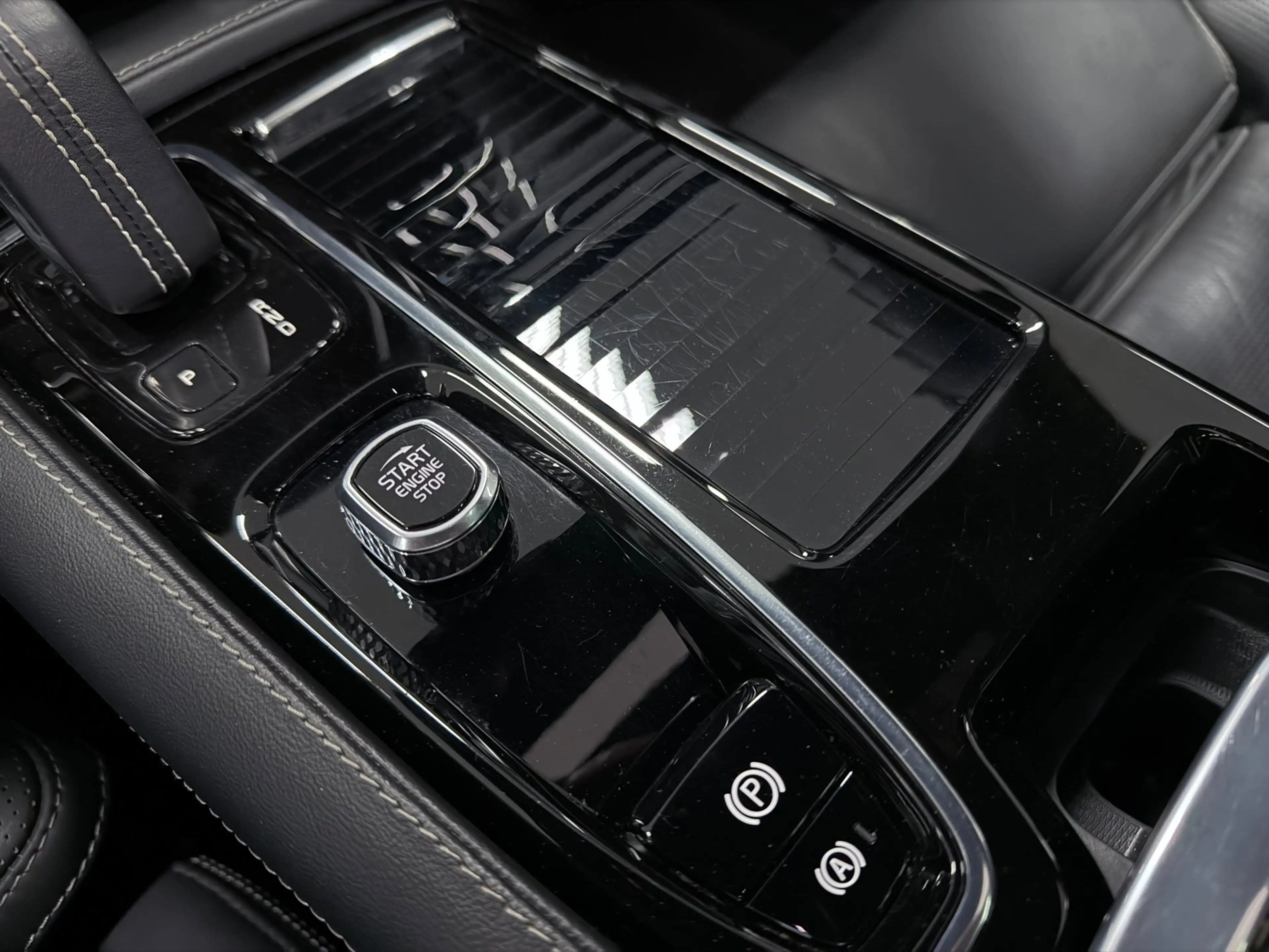 Volvo V60 2.0 T8 Recharge AWD R-Design PANO/MASSAGE+M-LEDER/ — photo 36