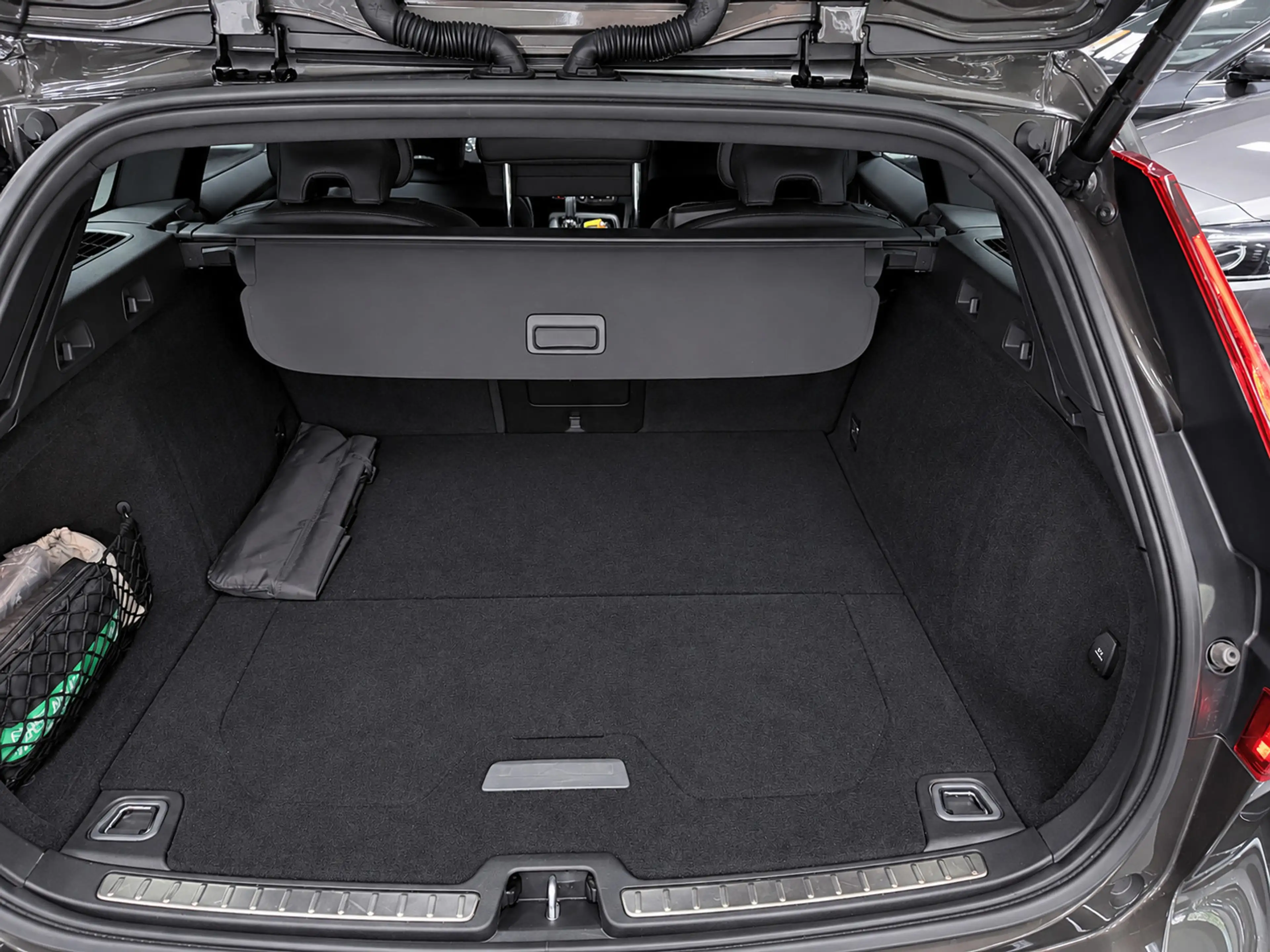 Volvo V60 2.0 T8 Recharge AWD R-Design PANO/MASSAGE+M-LEDER/ — photo 23