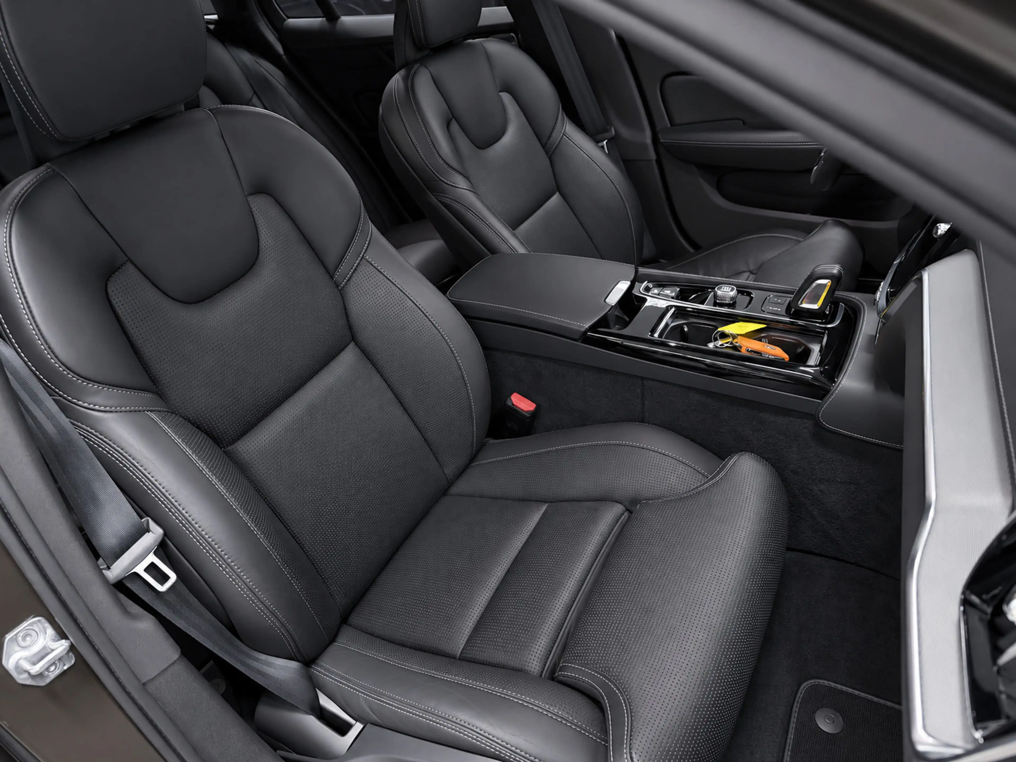 Volvo V60 2.0 T8 Recharge AWD R-Design PANO/MASSAGE+M-LEDER/ — photo 16