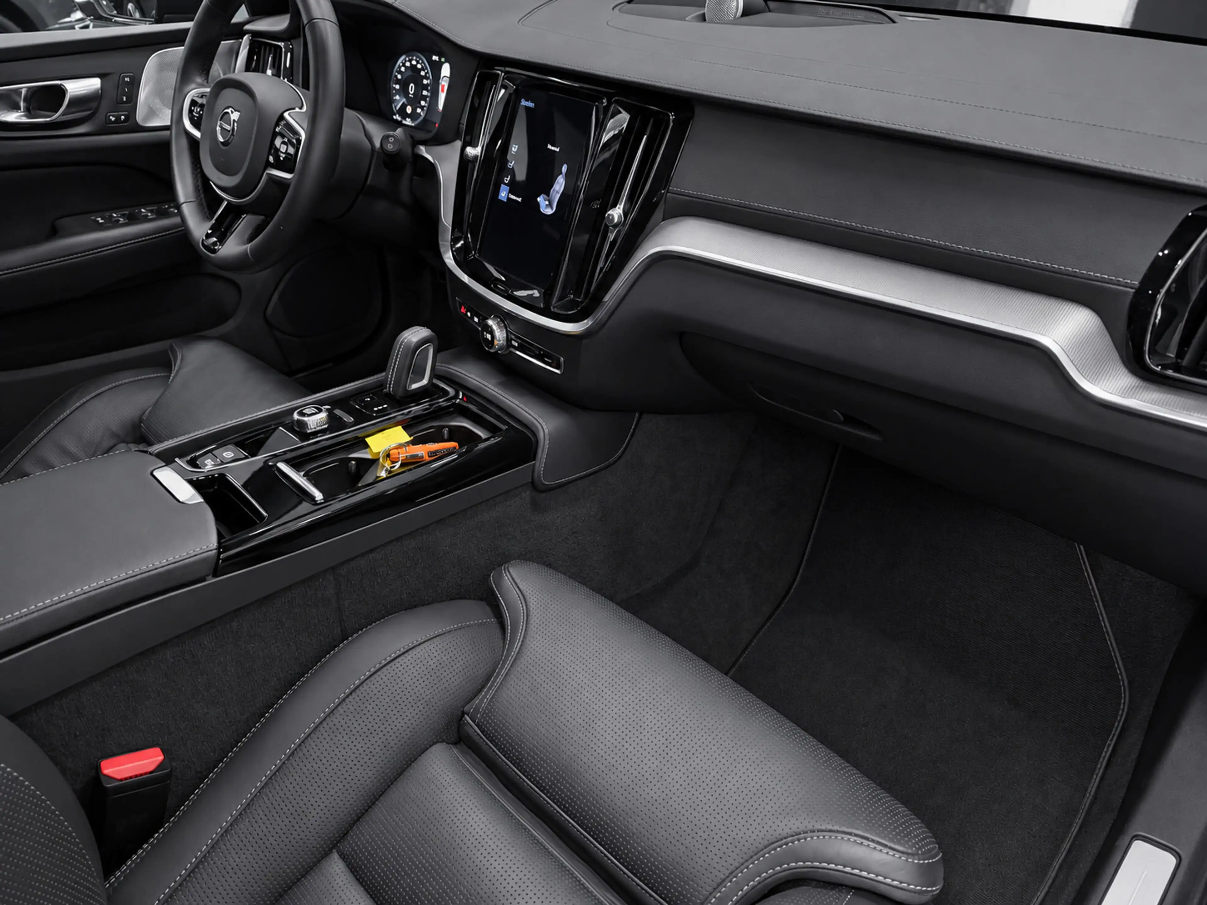 Volvo V60 2.0 T8 Recharge AWD R-Design PANO/MASSAGE+M-LEDER/ — photo 18