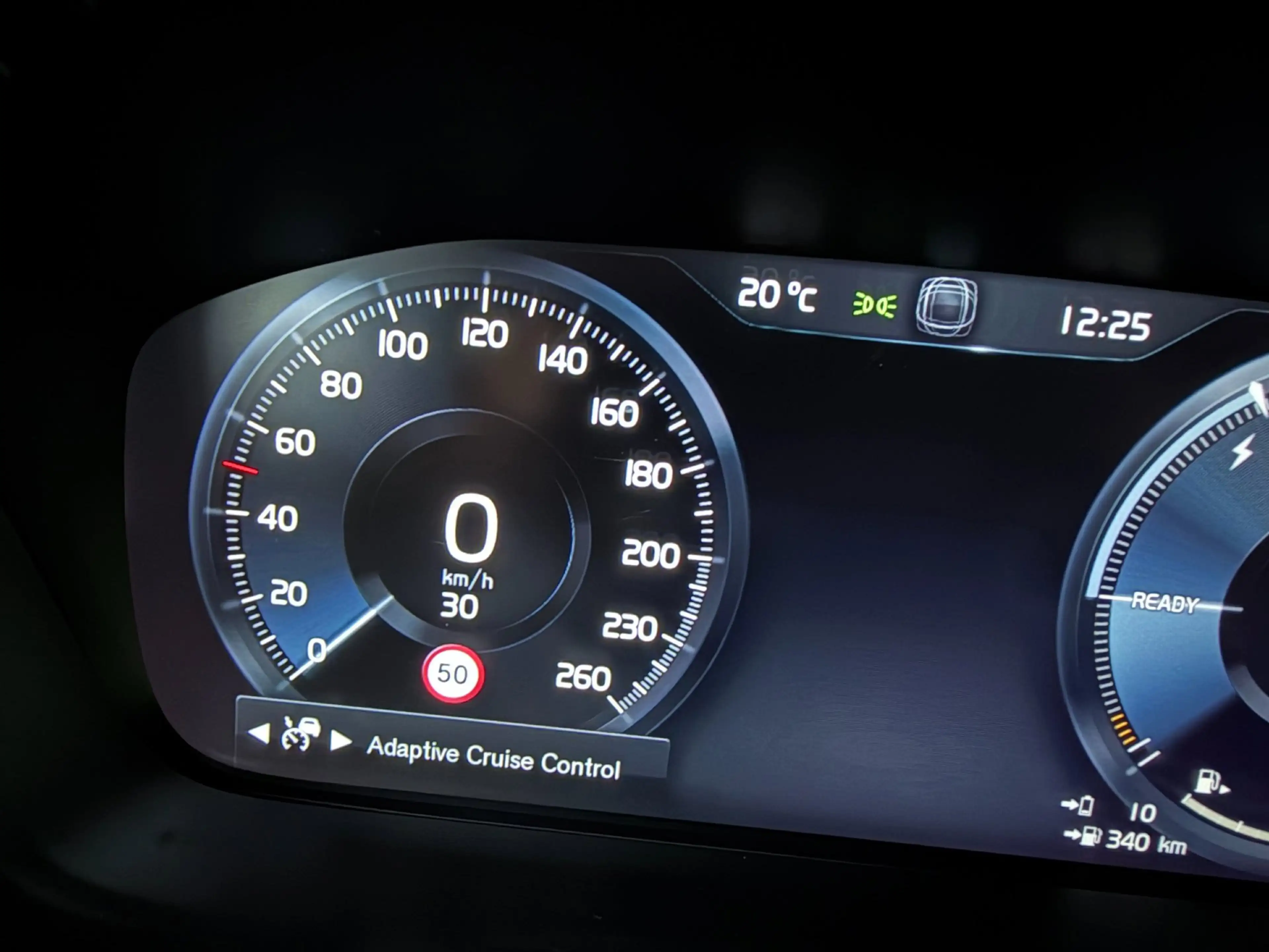Volvo V60 2.0 T8 Recharge AWD R-Design PANO/MASSAGE+M-LEDER/ — photo 29