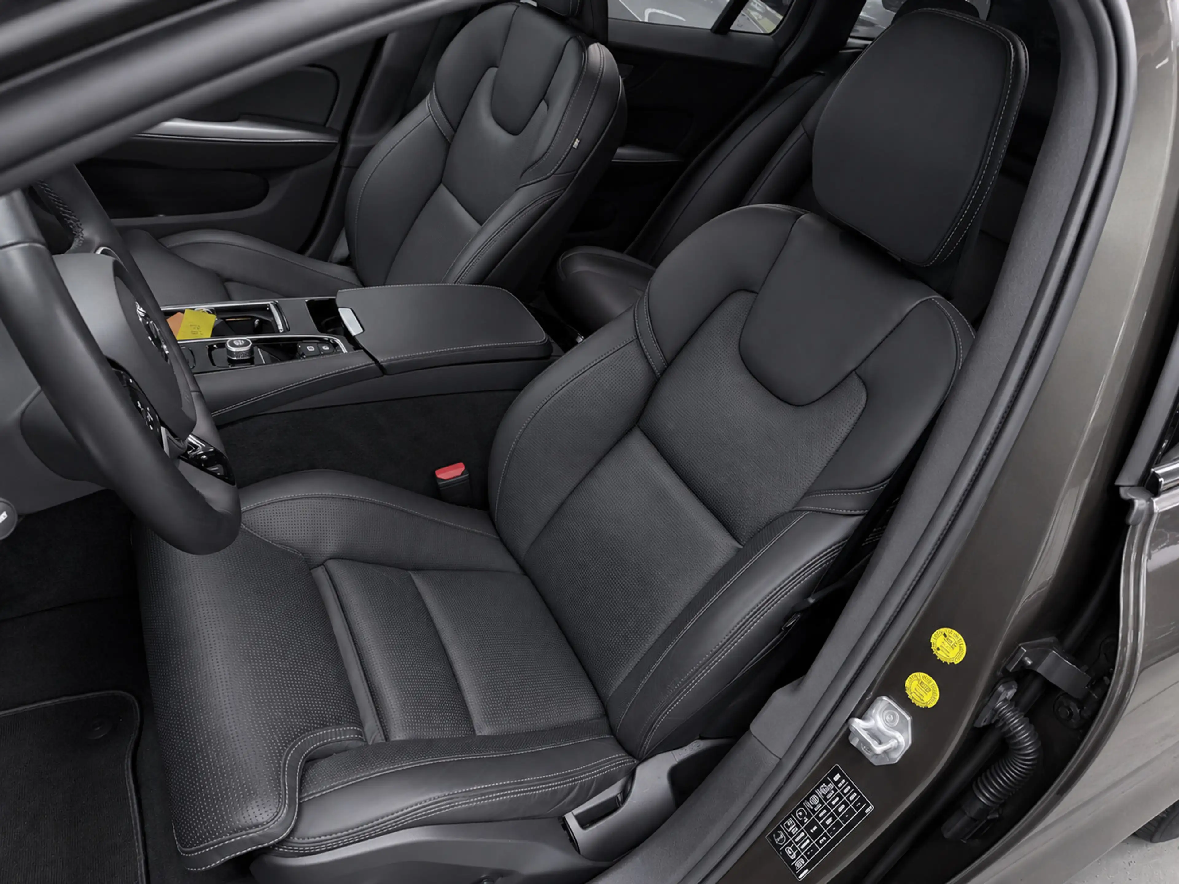 Volvo V60 2.0 T8 Recharge AWD R-Design PANO/MASSAGE+M-LEDER/ — photo 19