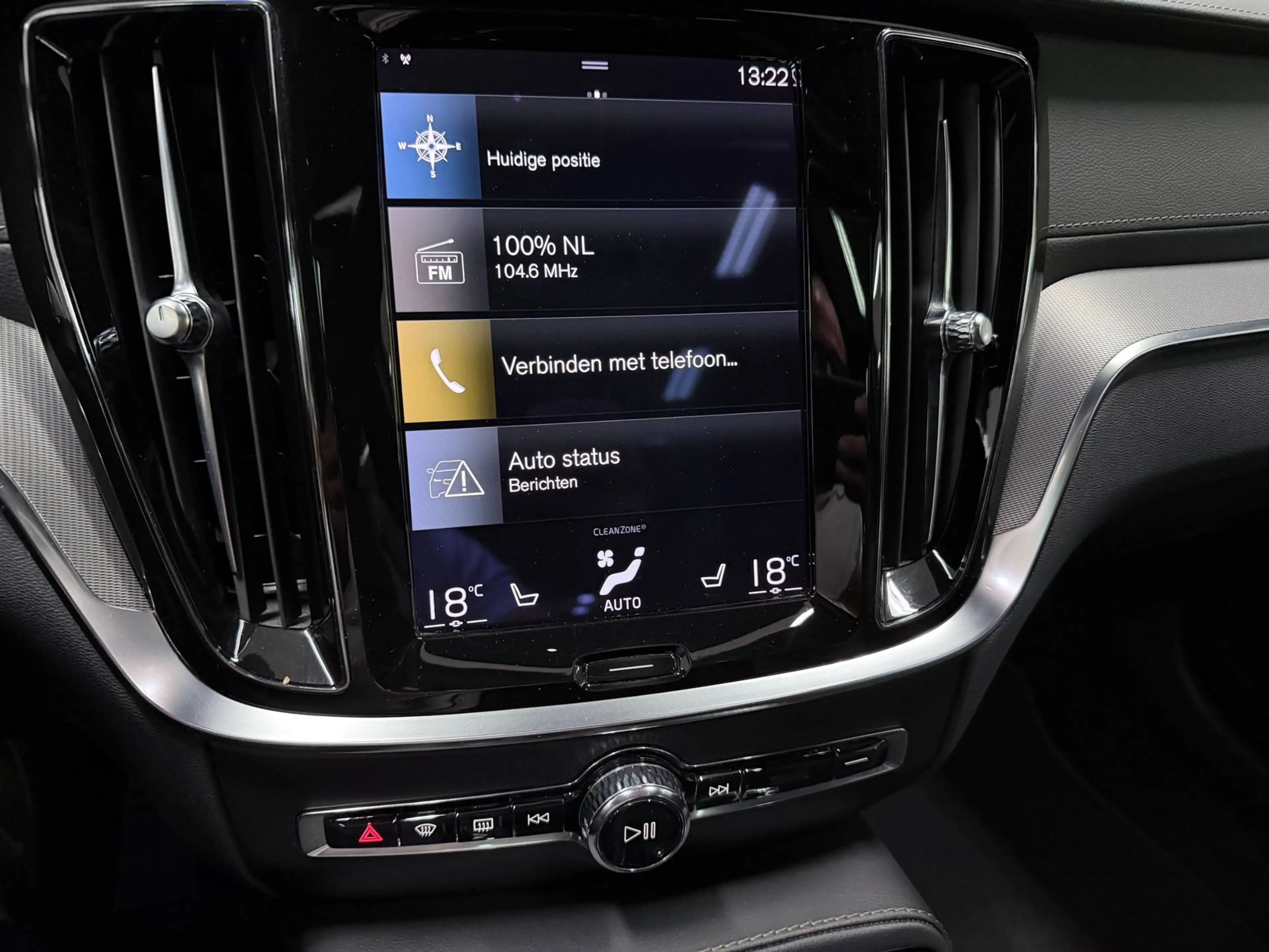 Volvo V60 2.0 T8 Recharge AWD R-Design PANO/MASSAGE+M-LEDER/ — photo 37