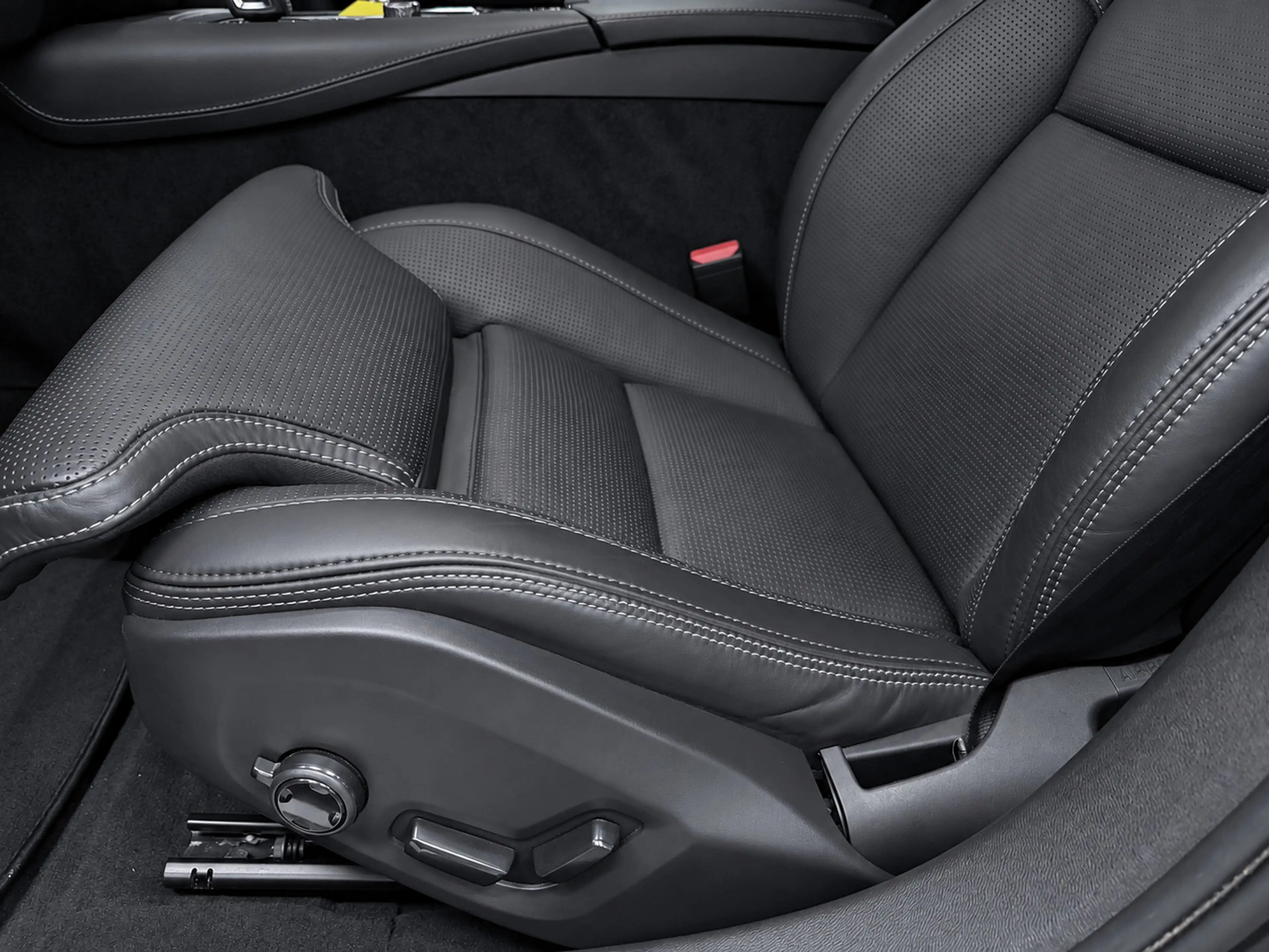 Volvo V60 2.0 T8 Recharge AWD R-Design PANO/MASSAGE+M-LEDER/ — photo 17