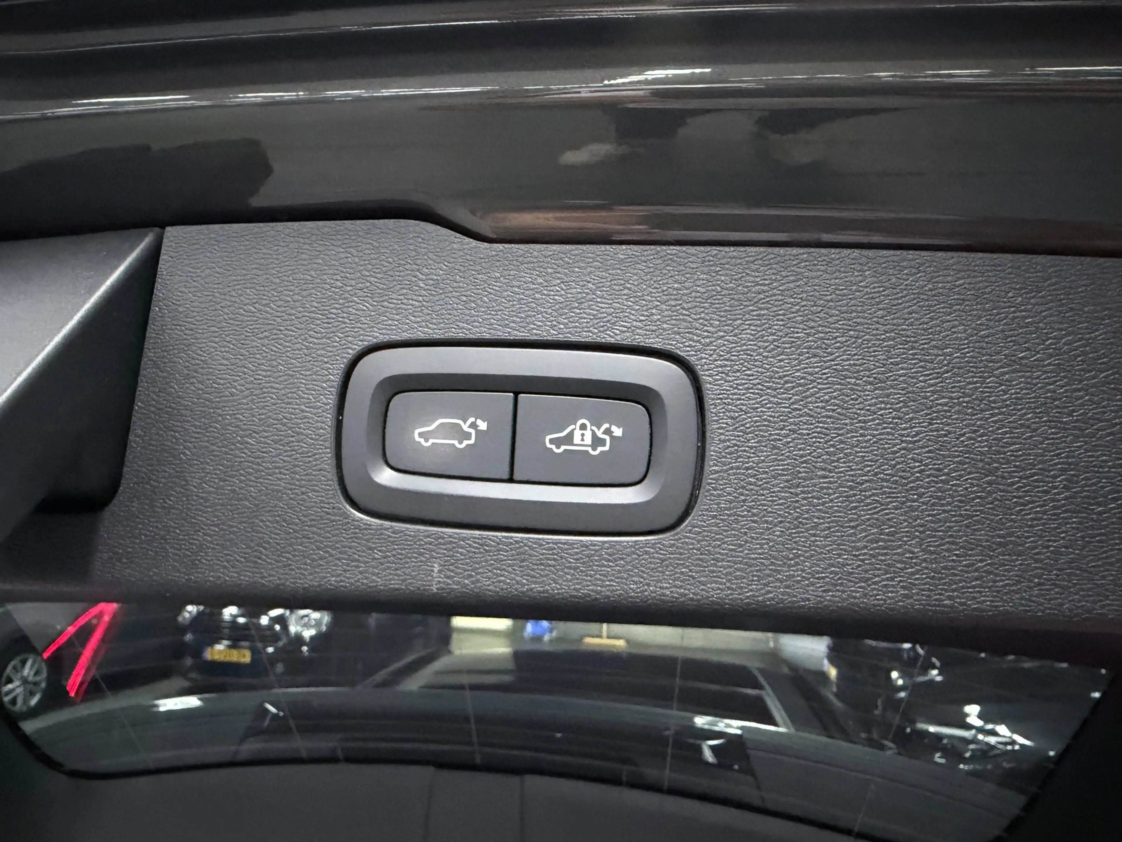 Volvo V60 2.0 T8 Recharge AWD R-Design PANO/MASSAGE+M-LEDER/ — photo 21