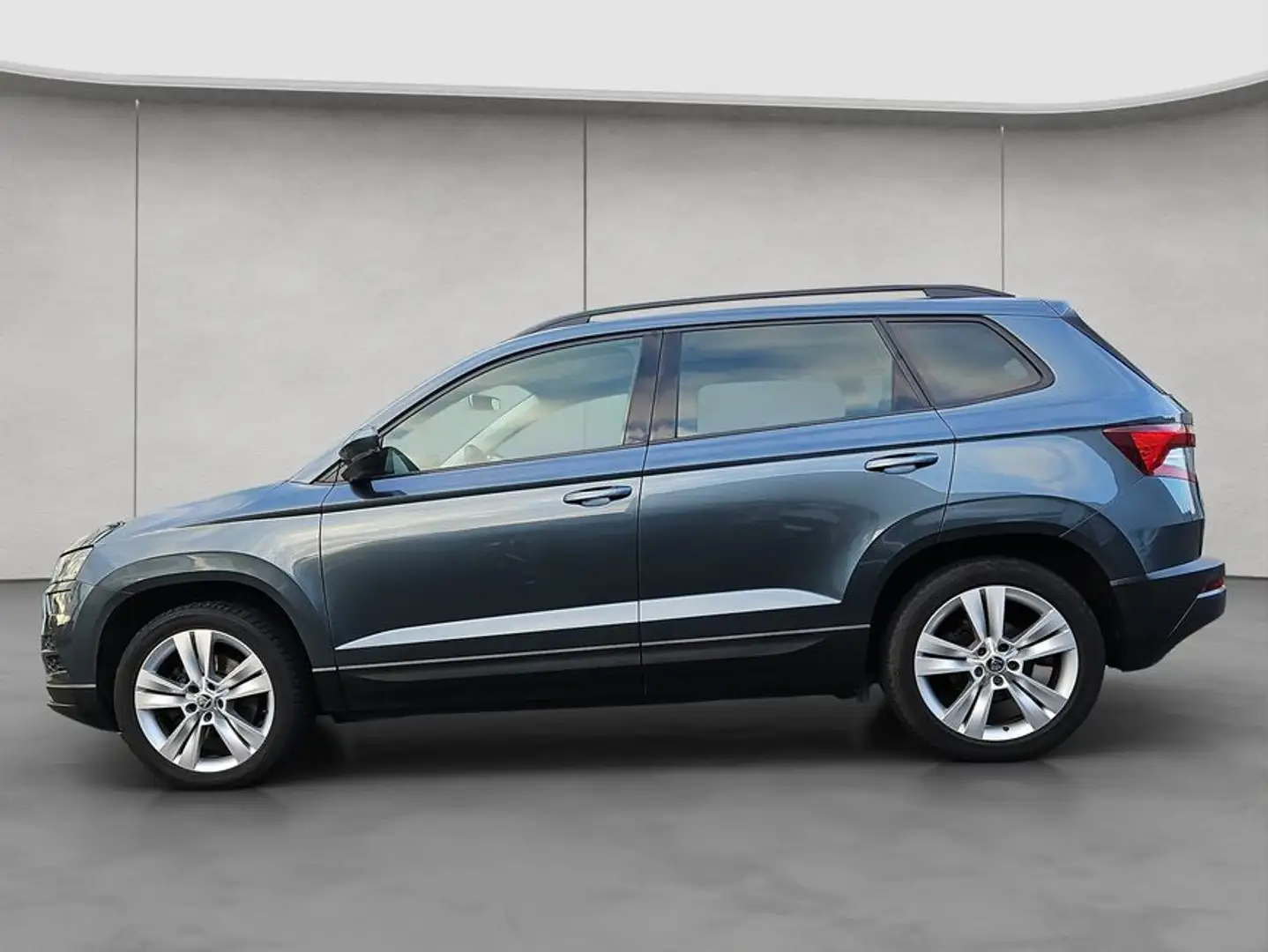 Skoda Karoq Style 1,5 TSI DSG schwenkb. AHK Navi elekt Grau - 2