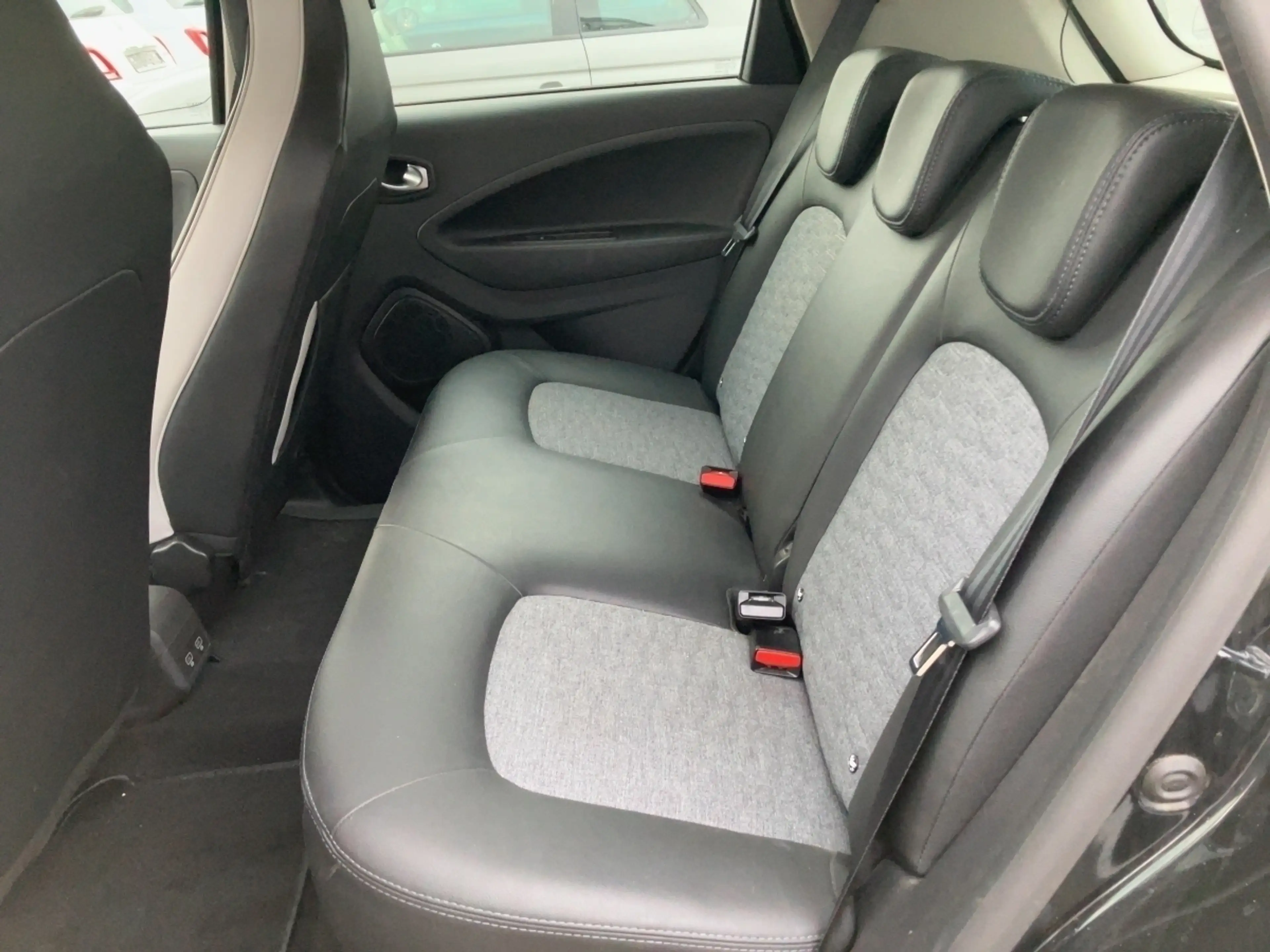 Renault ZOE Intens 52 kWh R135 ZE50 — photo 8