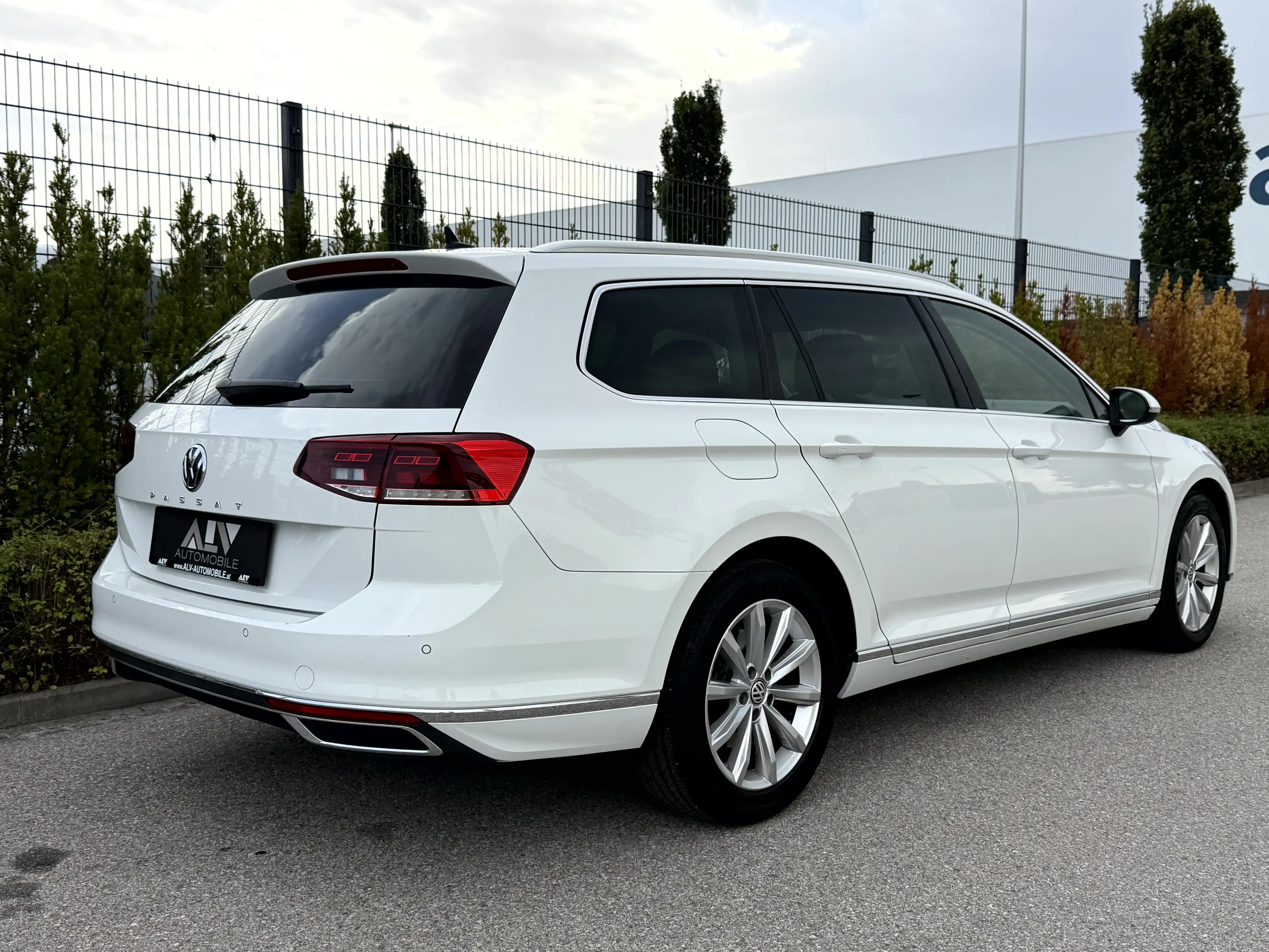 Volkswagen Passat Variant Elegance 2,0 TDI DSG Virtual|Alcantara|LED — photo 3