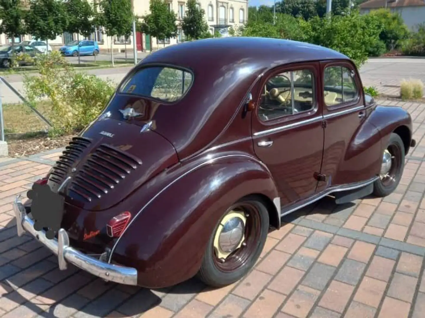 Renault 4cv smeđa - 2