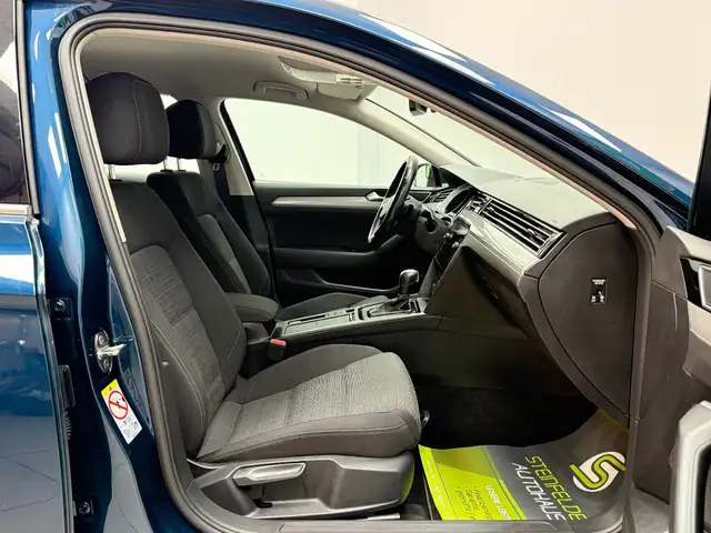Volkswagen Passat view 13