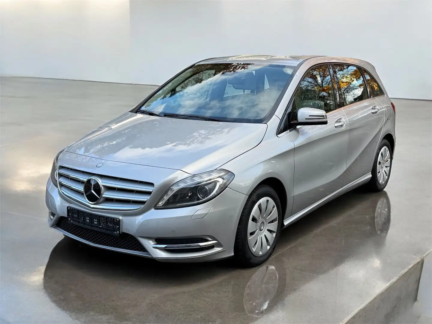 Mercedes-Benz B 200 Automatik BI-Xenon Navi LED AHK PDC EU6 Plateado - 1