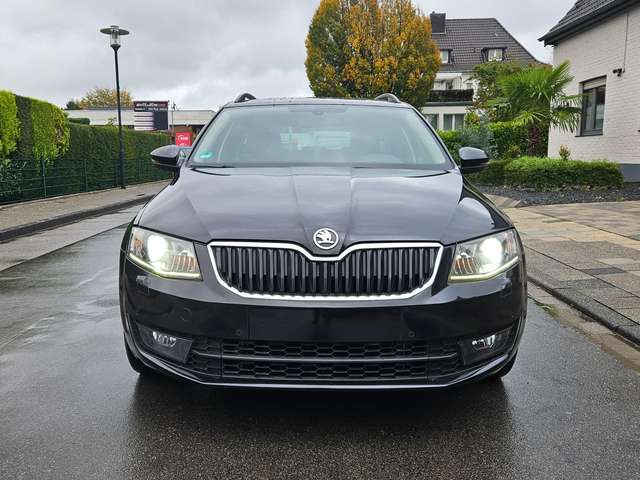 Skoda Octavia Elegance  AHK EU5 wenig KM Tempomat Teilleder