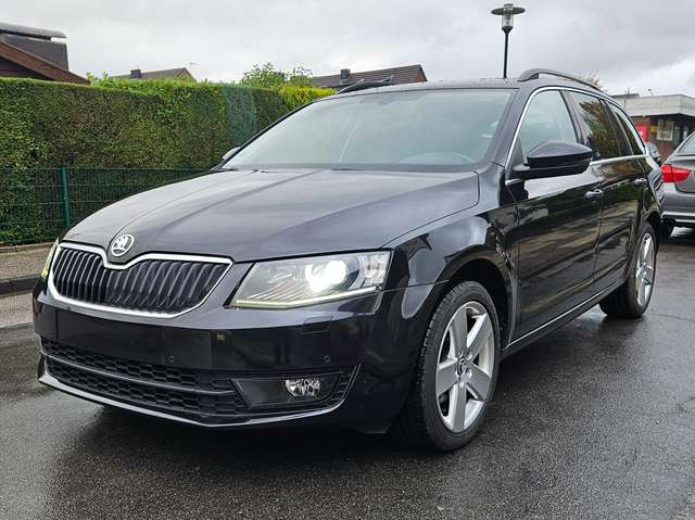 Imagine Skoda Octavia Elegance  AHK EU5 wenig KM Tempomat Teilleder