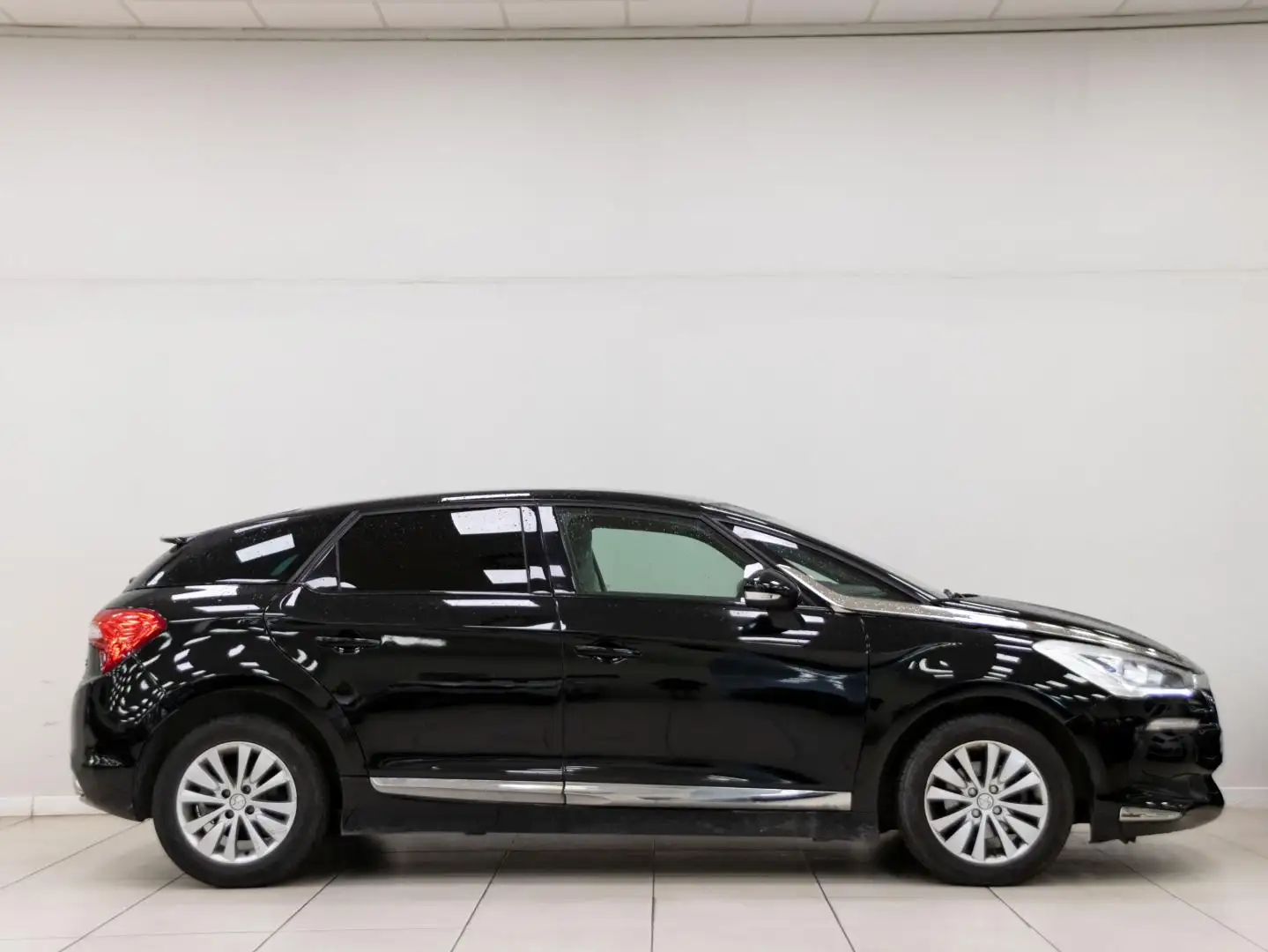 DS Automobiles DS 5 BlueHDi 120cv Design Negru - 2