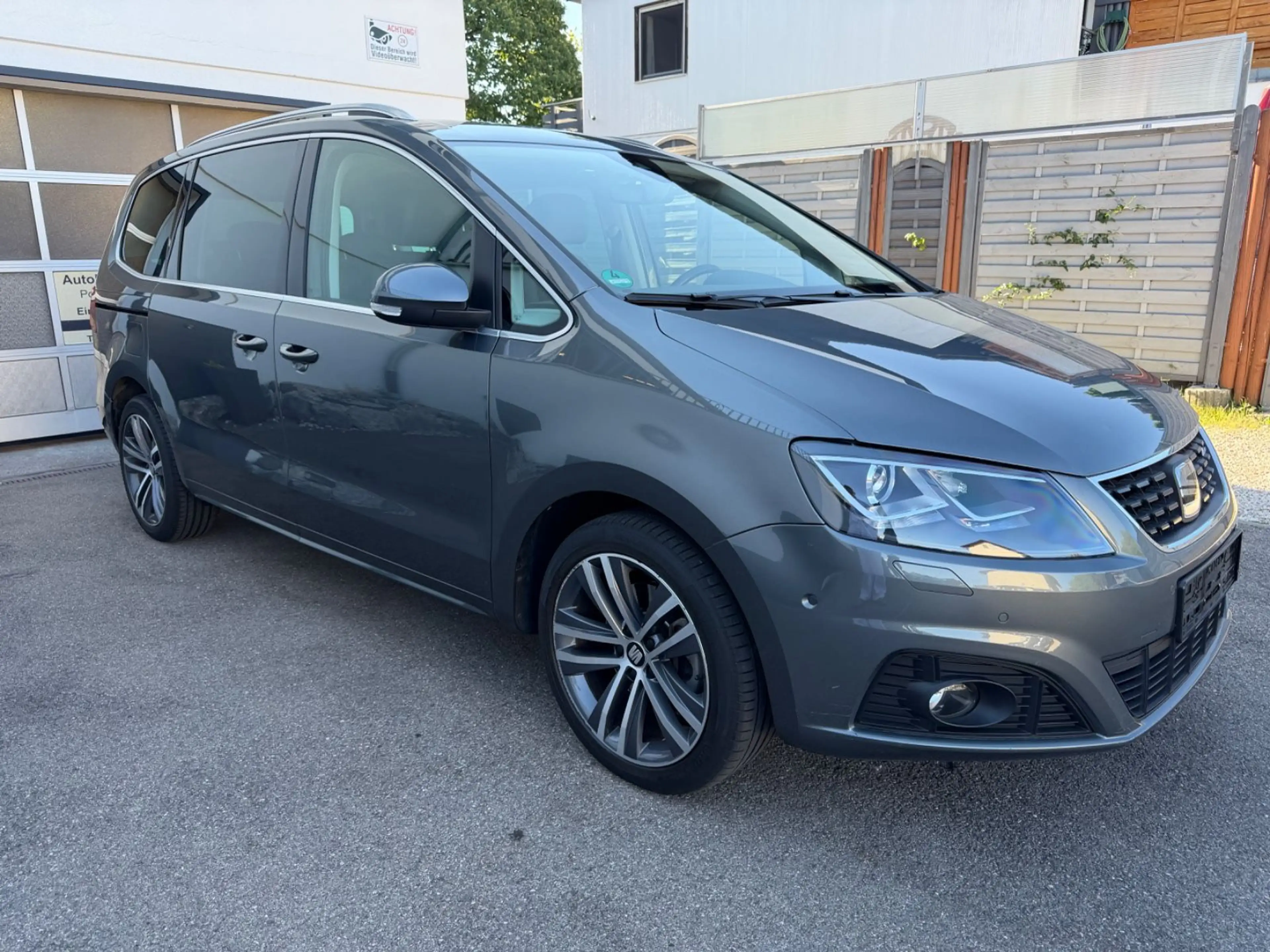 SEAT Alhambra FR-Line 7Sitzer/NAVI/AHK/PANO/1.Hd