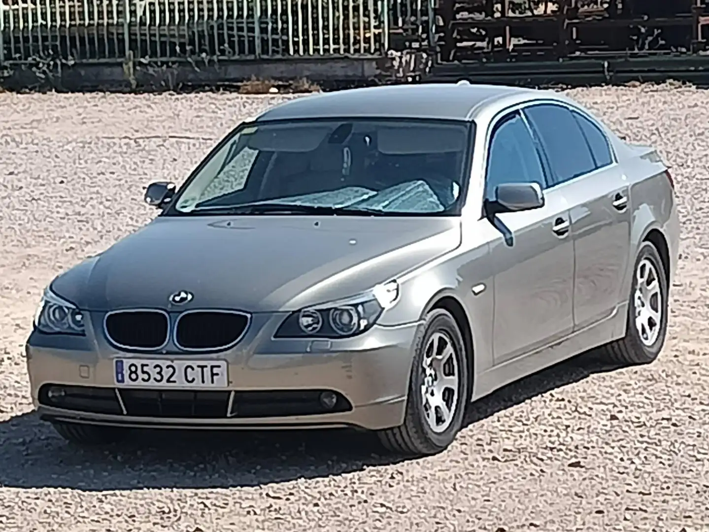 BMW 520 520i Oro - 1