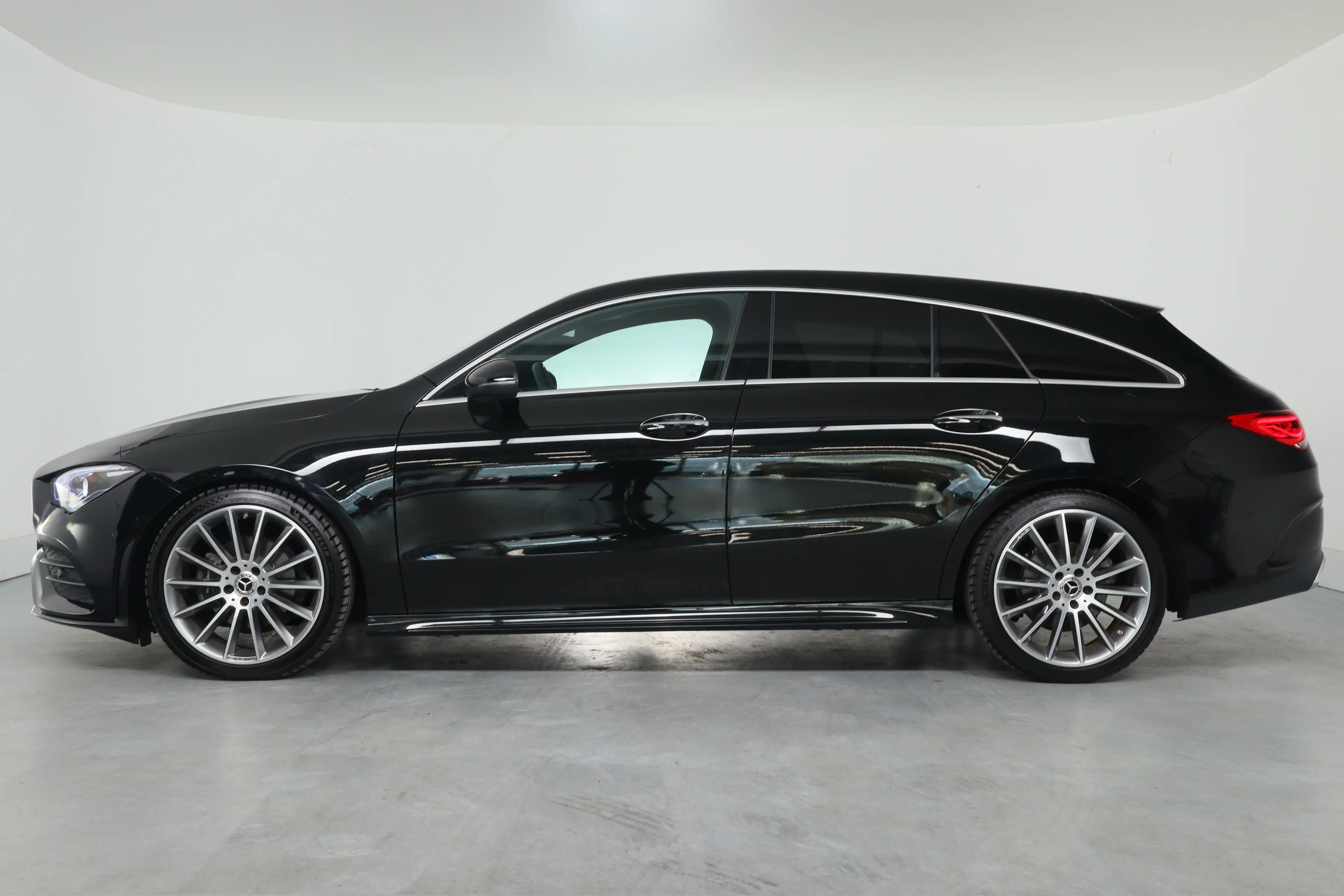 Mercedes-Benz CLA 180 Shooting Brake AMG Line | AMG-styling | Electronic — photo 5