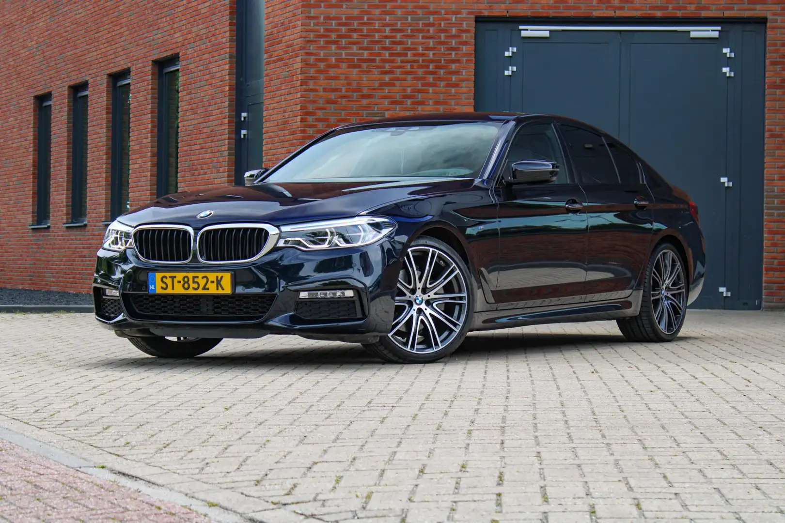BMW 520 5-serie 520i High Executive | M-Sport | Orig. NL | Noir - 1