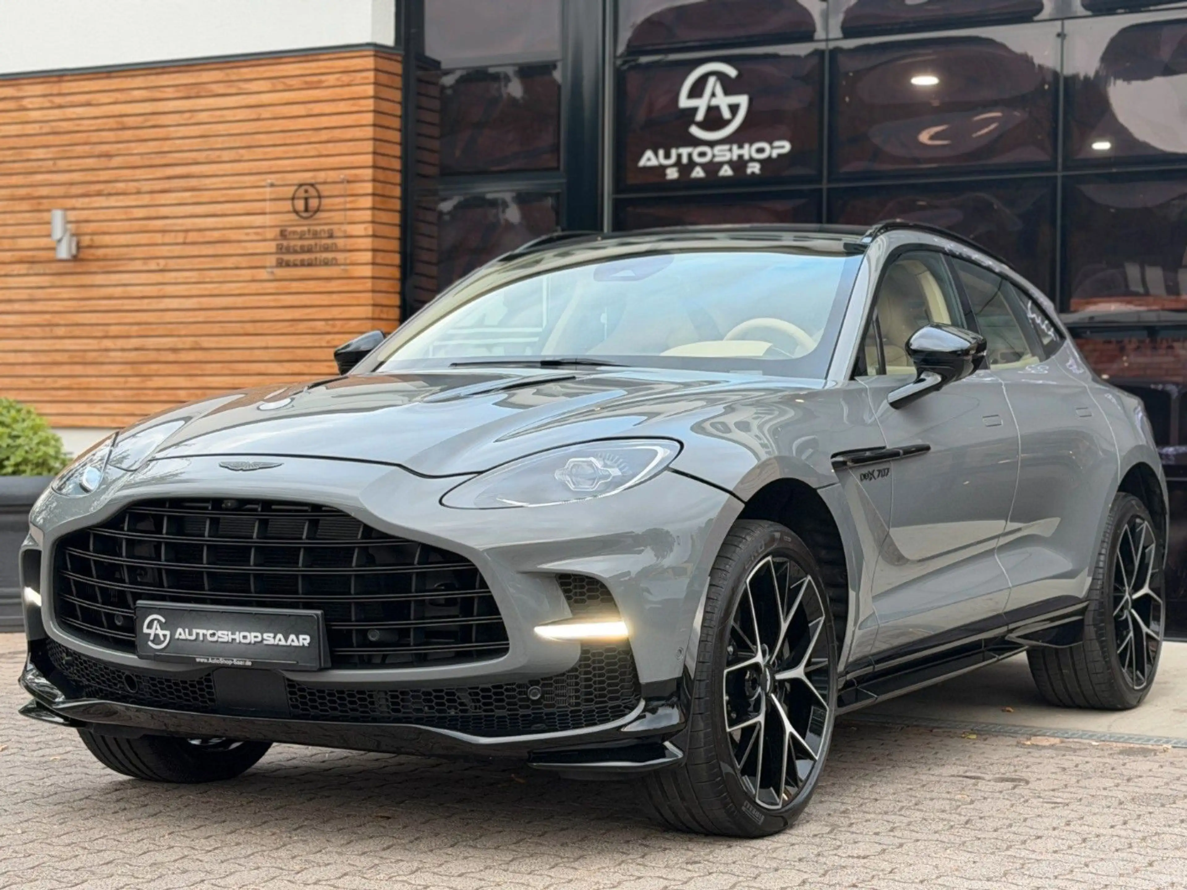 Aston Martin DBX 4.0 V8 707 MwSt/PANO/1-HAND/360° — photo 12