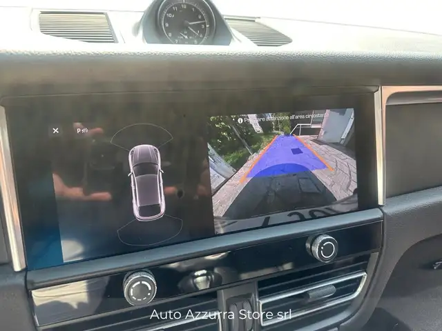 Porsche Macan view 11