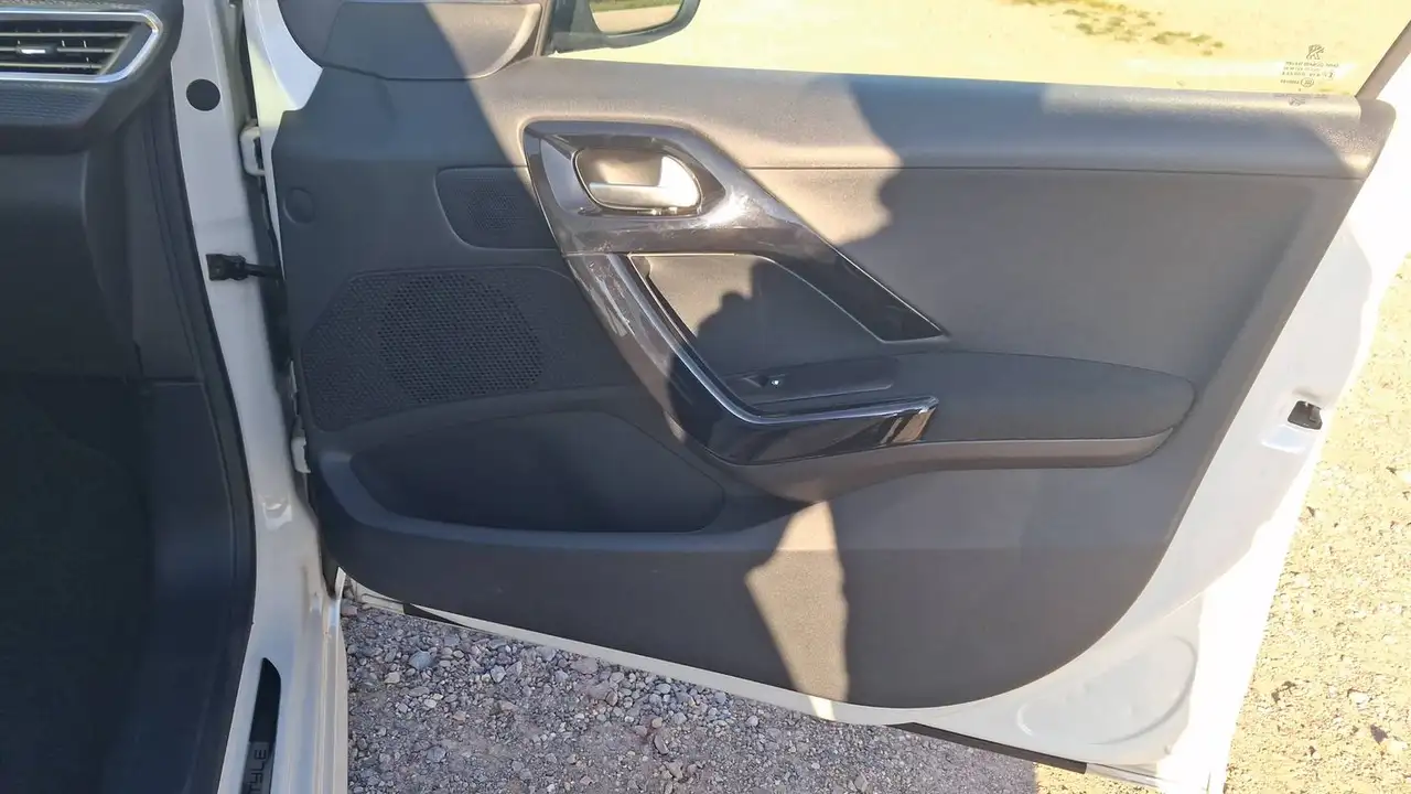 Peugeot 208 208 — photo 24