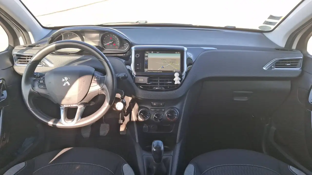 Peugeot 208 208 — photo 11