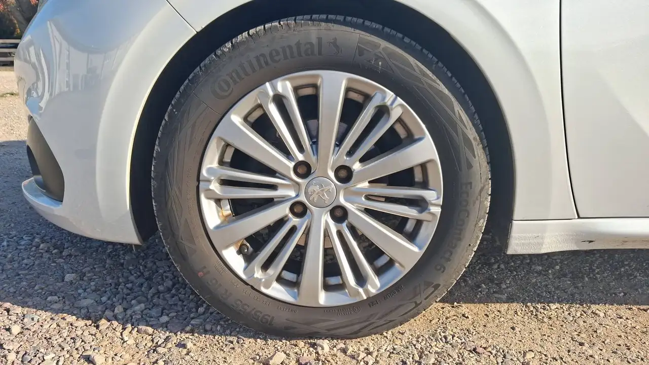 Peugeot 208 208 — photo 18