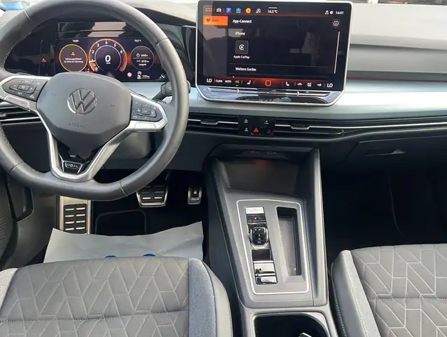 Volkswagen Golf view 3