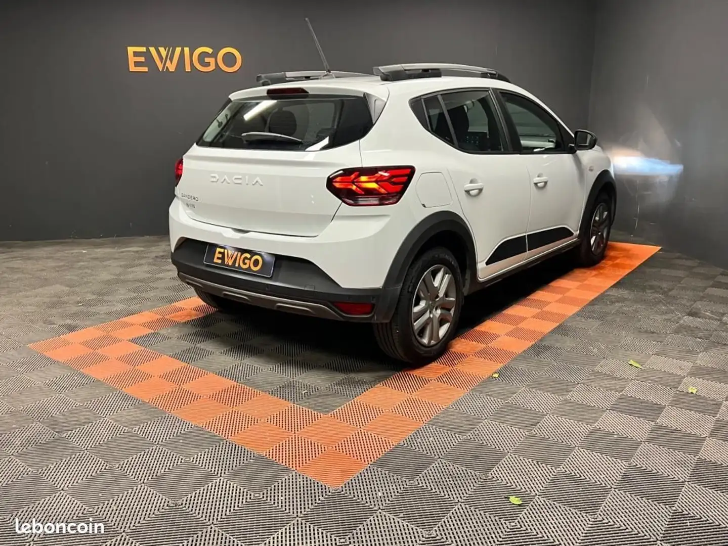 Dacia Sandero STEPWAY 1.0 TCE 90ch EXPRESSION 1ERE MAIN + entret Blanc - 2