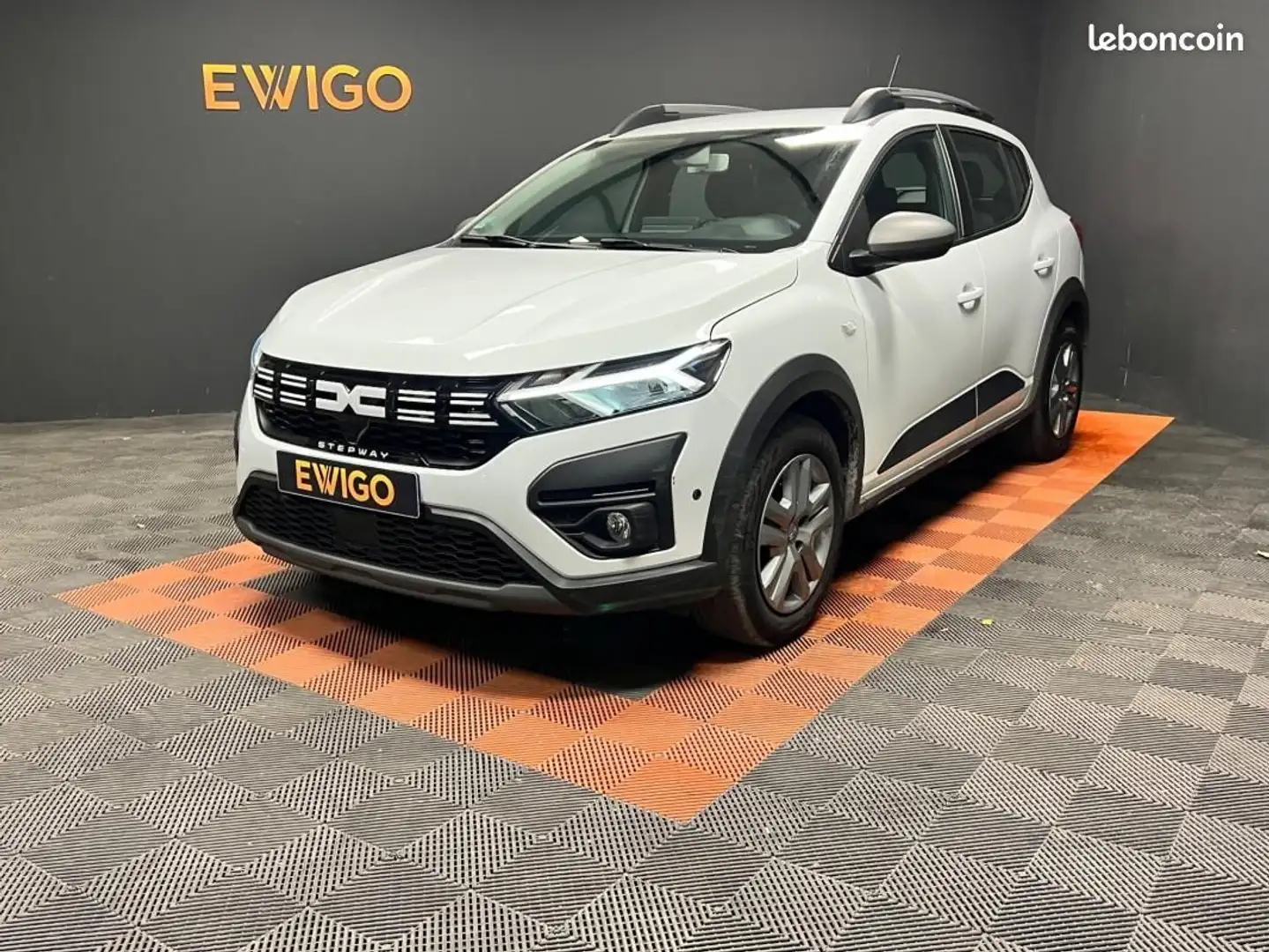Dacia Sandero STEPWAY 1.0 TCE 90ch EXPRESSION 1ERE MAIN %2B entr Blanc - 1