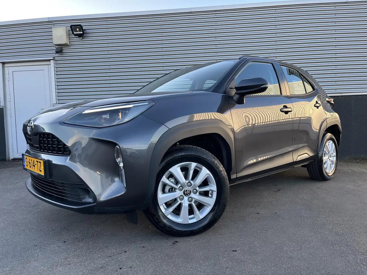 Toyota Yaris Cross 1.5 Hybrid Active Apple carplay en/of Android auto Grijs - 2