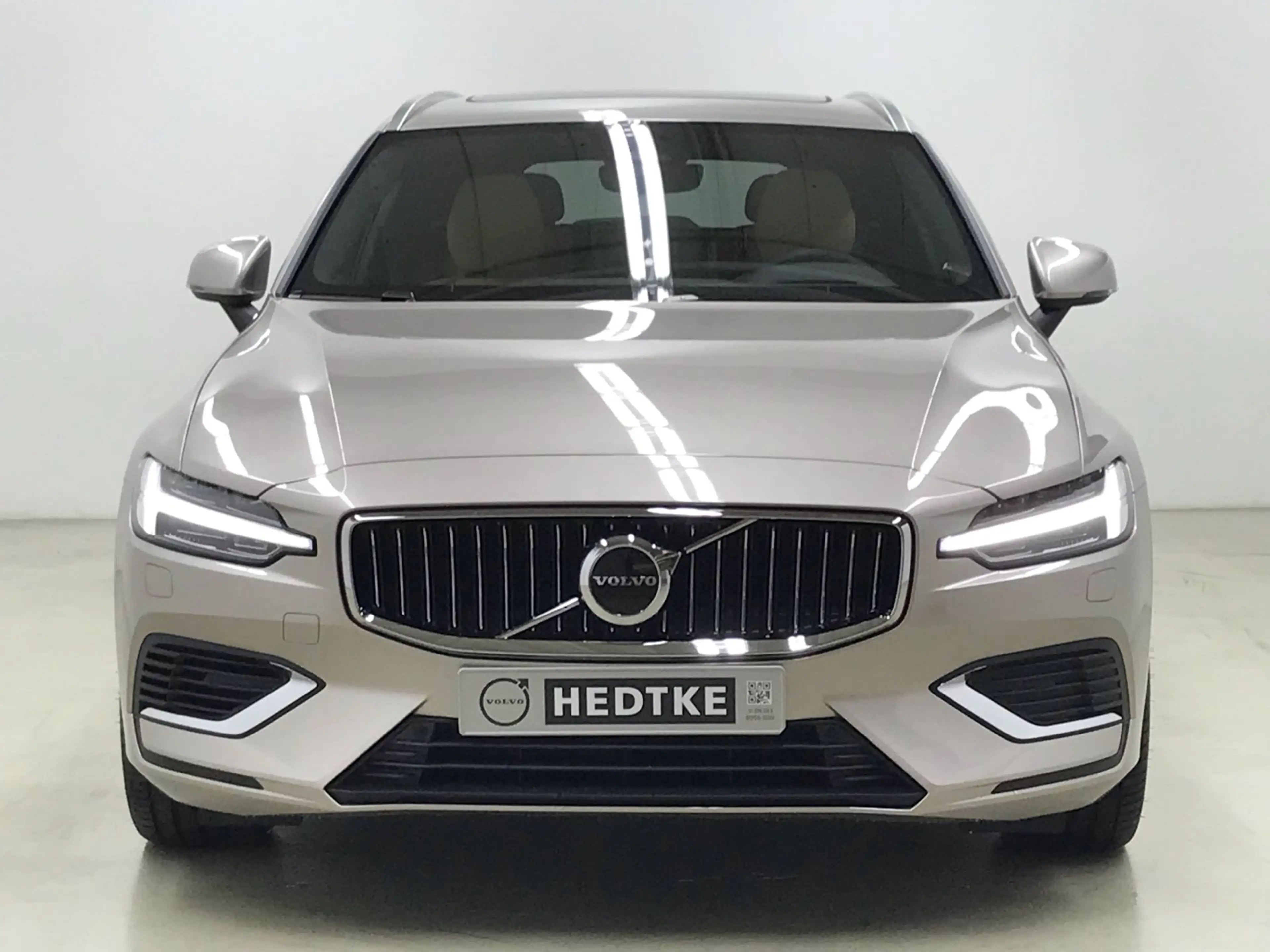 Volvo V60 T8 AWD Ultimate Bright B&W-SOUND*AHK*MASSAGE — photo 2