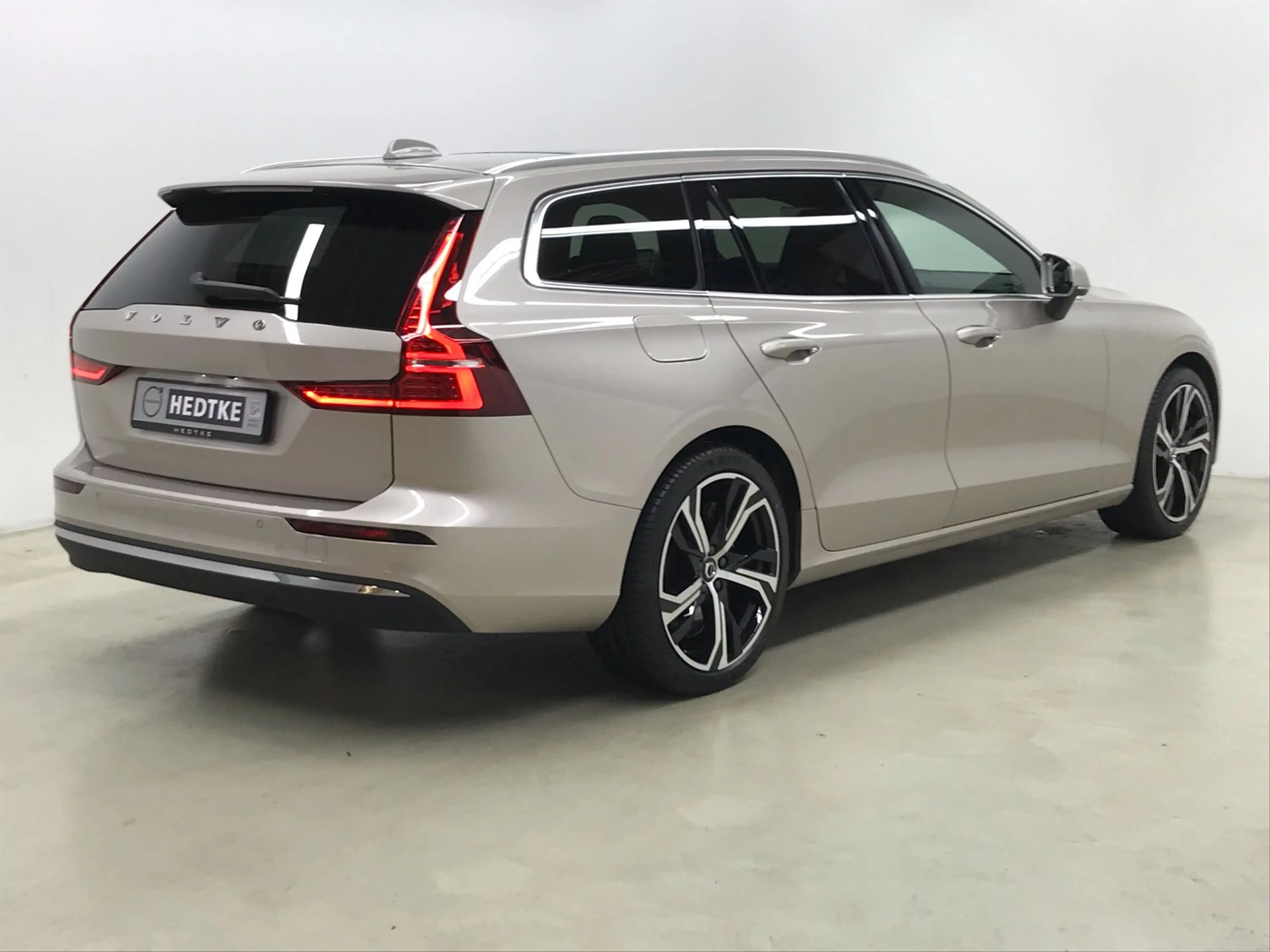 Volvo V60 T8 AWD Ultimate Bright B&W-SOUND*AHK*MASSAGE — photo 12