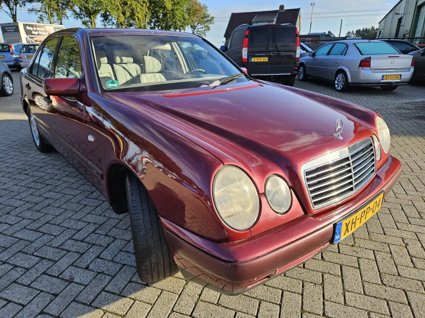 Mercedes-Benz E 240 Classic 1998. Airco/Cruise/Trekhaak etc.. APK 09-2 Rot - 2