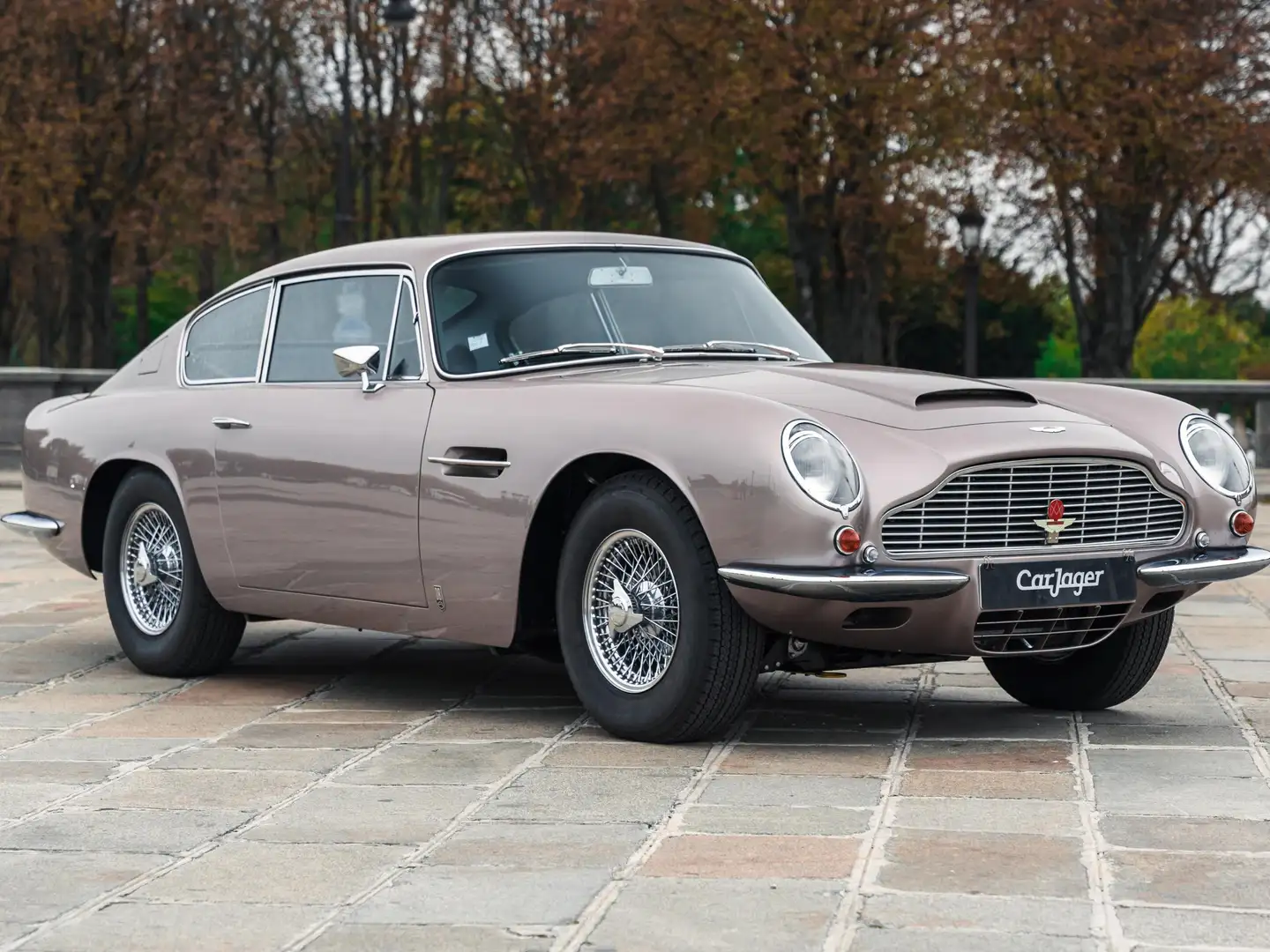 Aston Martin DB 6 MKII Grau - 1