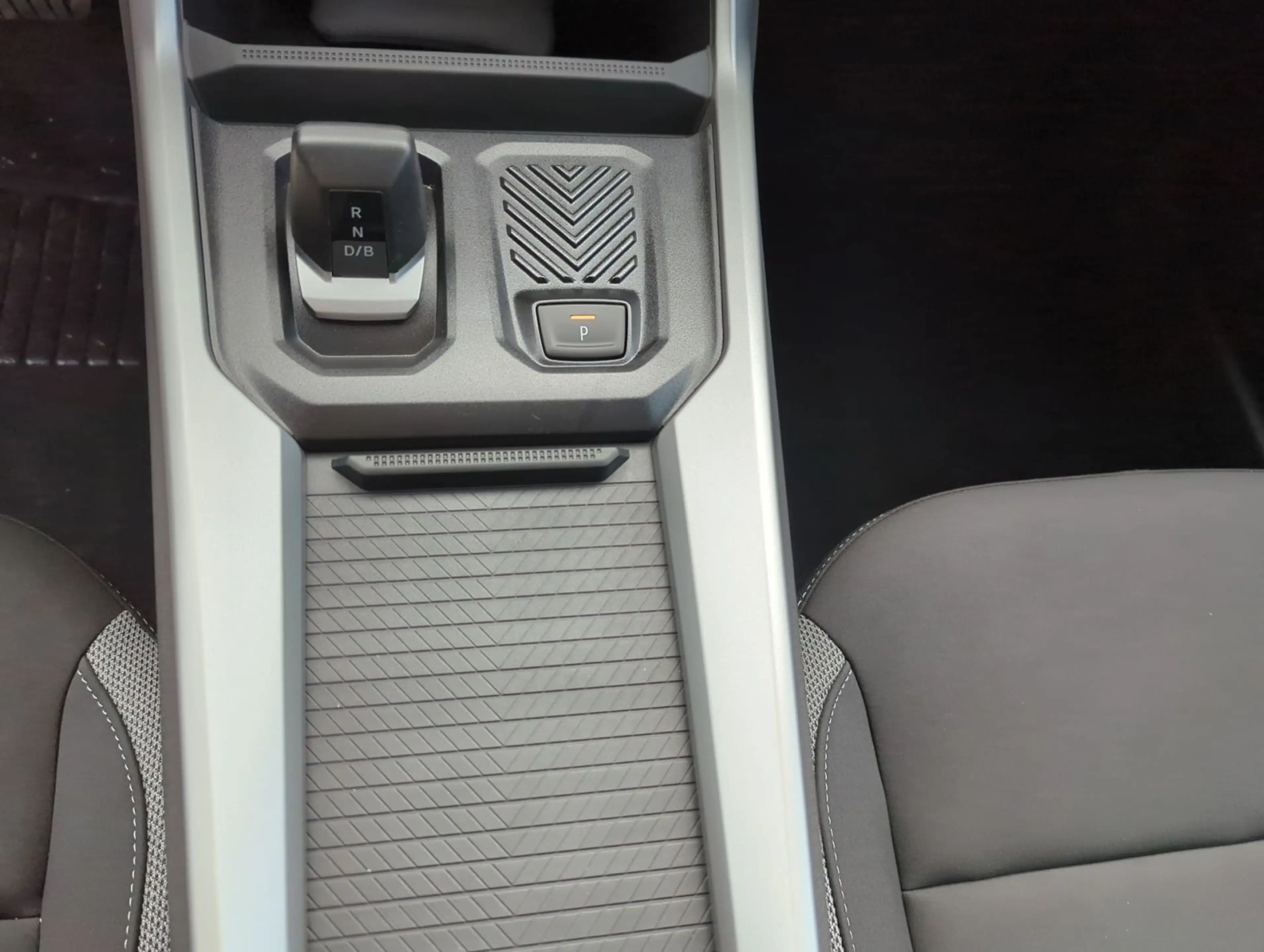 Dacia Bigster 1.8 E-TECH Hybrid 155 Journey — photo 15